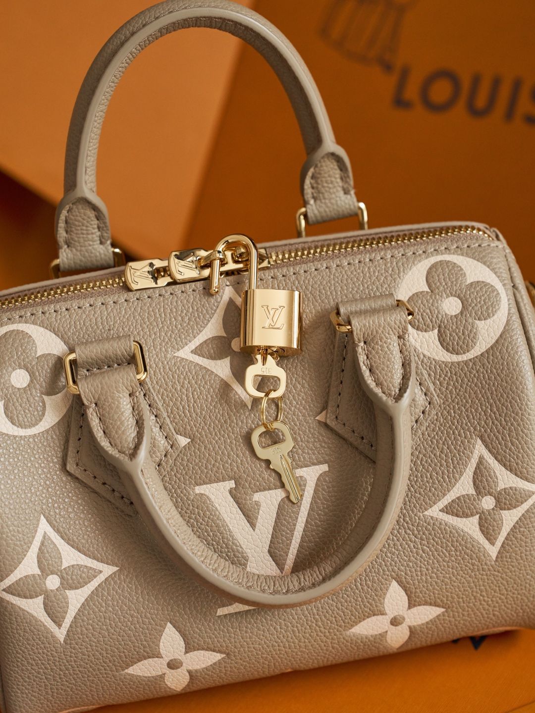 This handbag, M46575, is an exclusive online launch. It is crafted according to the Z-grade customization process in France. It features a dynamic chip code change, original factory-specific fabric, and original factory-specific 316F stainless steel hardw
