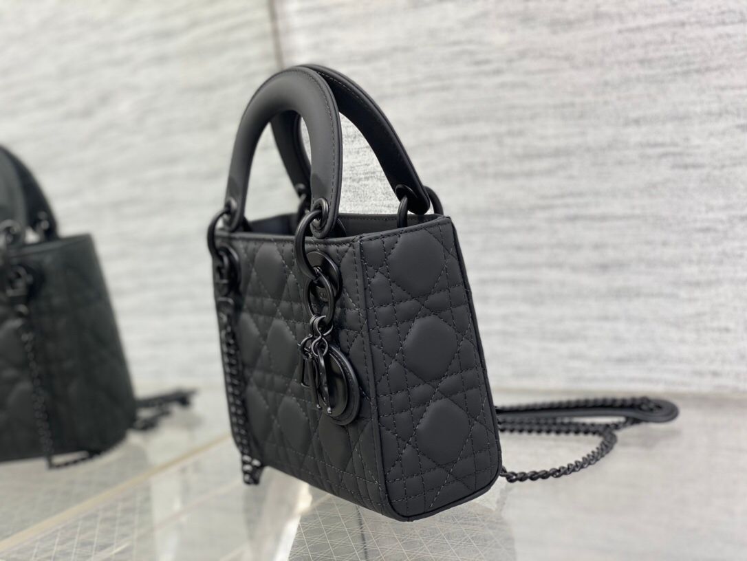 The three-compartment matte black ready-made cannage pattern matte calfskin flip-top Princess Diana bag is a must-have three-compartment small bag. It is charming, elegant and full of aura. It is also full of femininity when carried cross-body. Classic