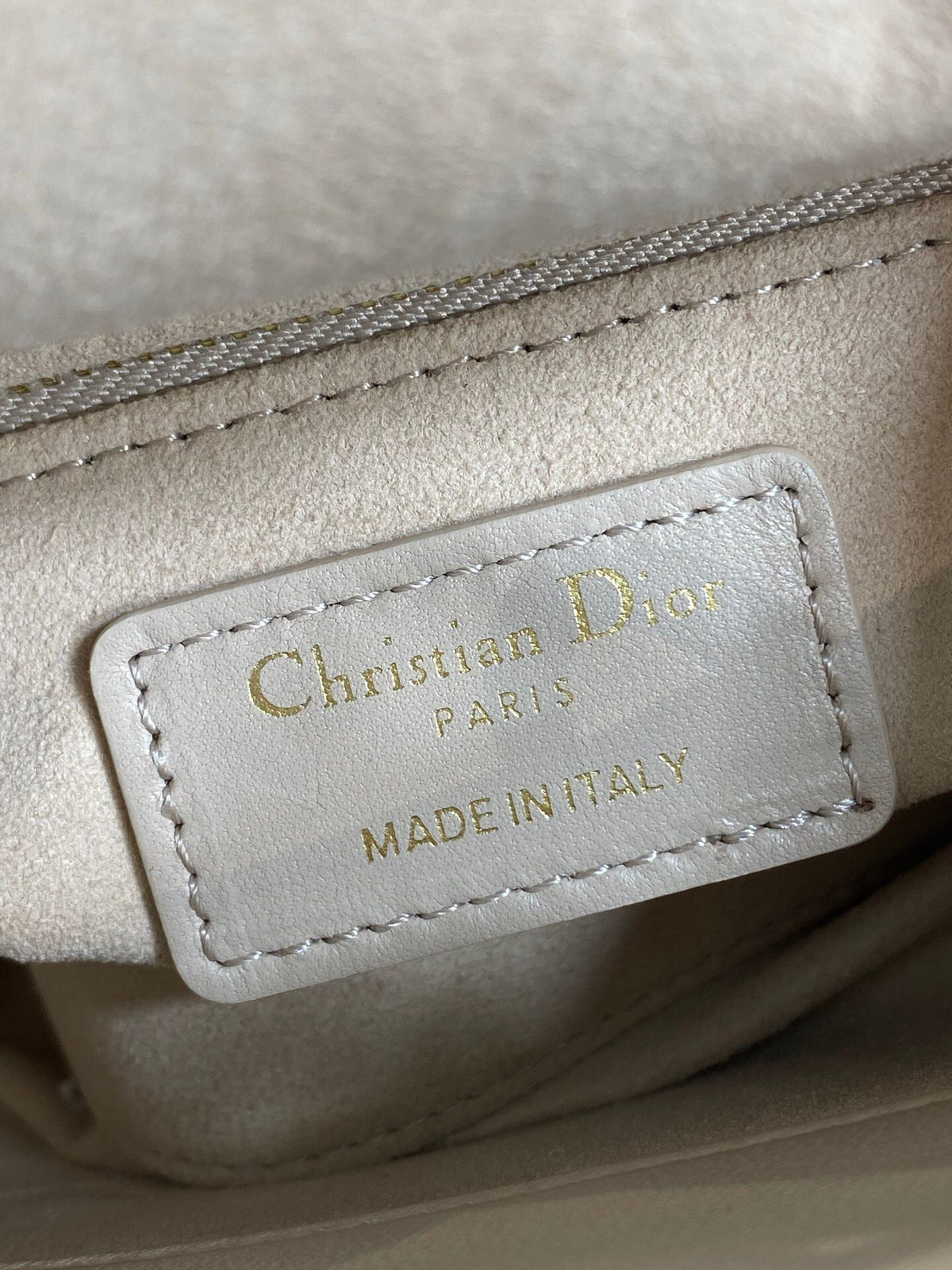 In stock, Classic Lady's latest bow-tie Princess Diana bag. A must-have three-compartment bag for everyone. Charming, elegant and full of aura. It is also full of femininity when carried cross-body. Classic fashion style. This beautiful bag is available