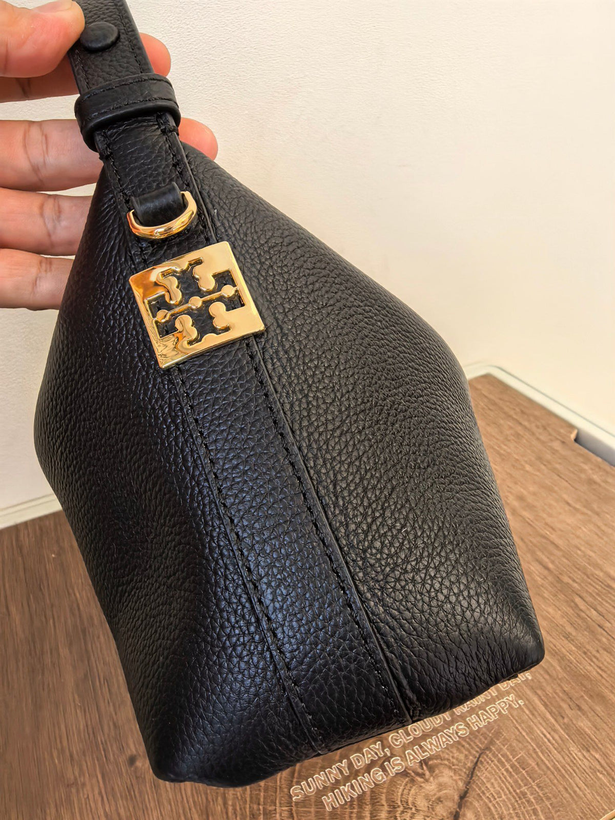 The new black TORY BURCH MELLOW SHOULDER BAG lunch box bag combines relaxation and practicality, making it a perfect match for spring and summer wear. The drop patterned cowhide feels like clouds, comfortable and lightweight, and won't press on the should