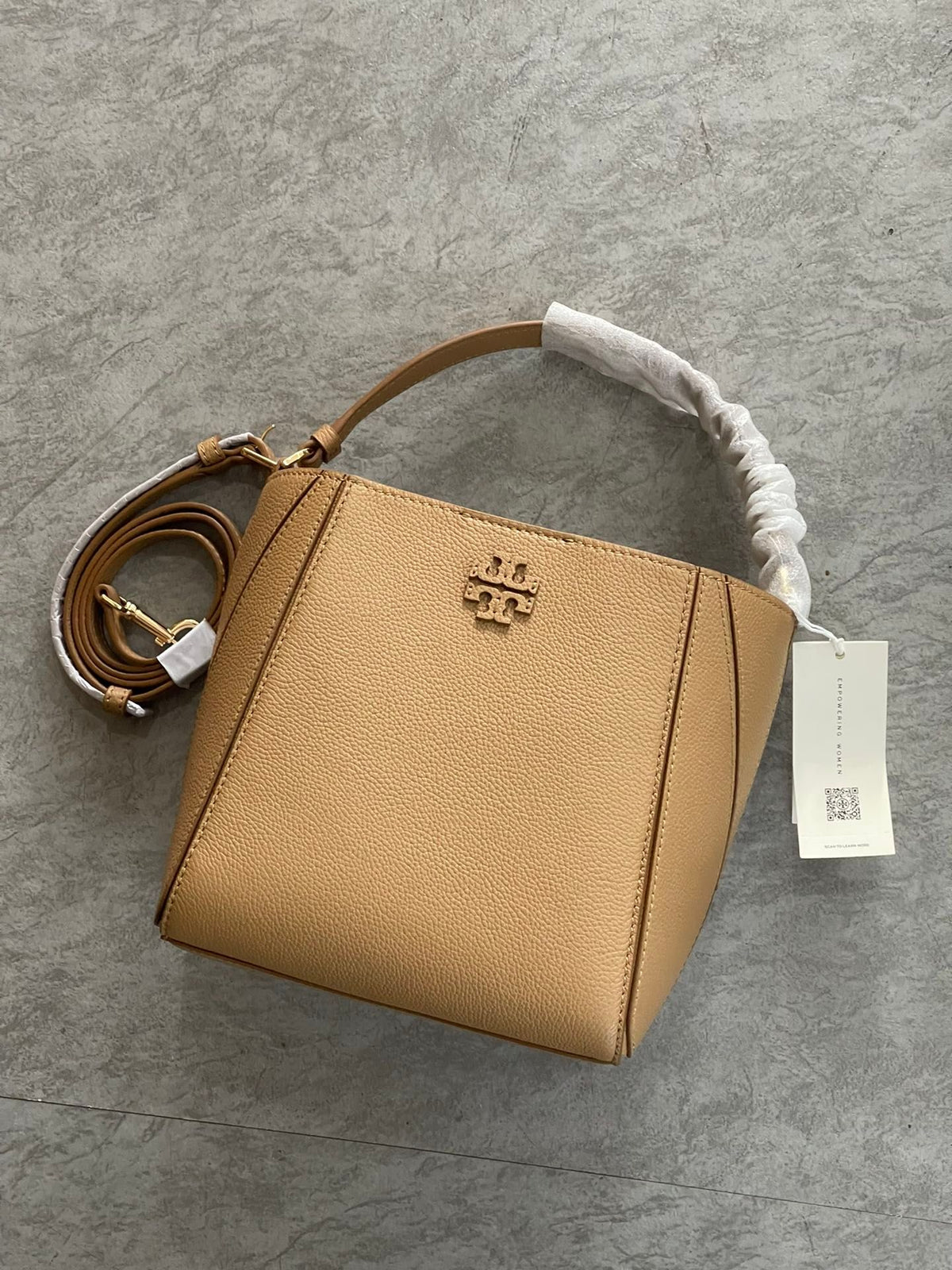 Toribochi bag mouth can be deformed TB 100% Philippines cross the sea back more than ten Mcgraw deformation bags 100% imported fabric with imported cowhide splicing process contrasting car stitching bag mouth with magnetic buckle is very safe with a movab