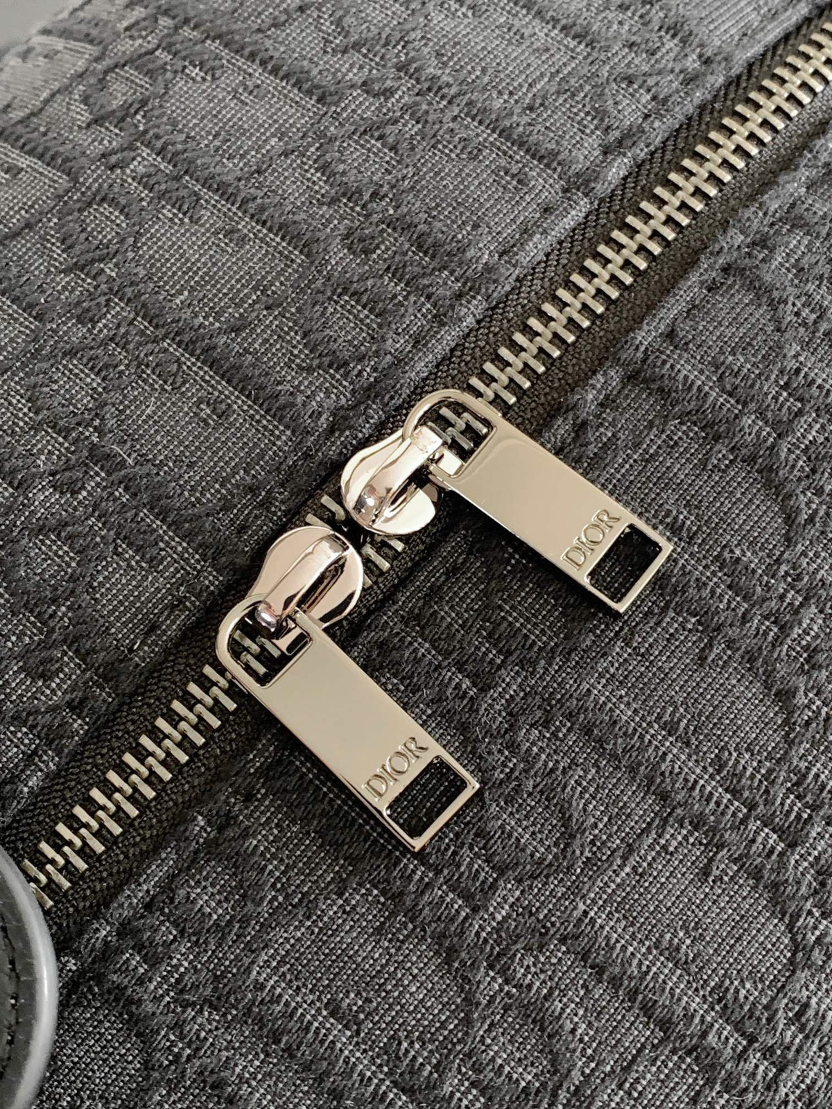 This Dio Lingot 50 handbag is new this season. Practical and elegant, unique. Crafted from black Oblique jacquard fabric. With black grained calfskin leather details to enhance the style. Decorated with DIO logo on the front. Zippered compartment with