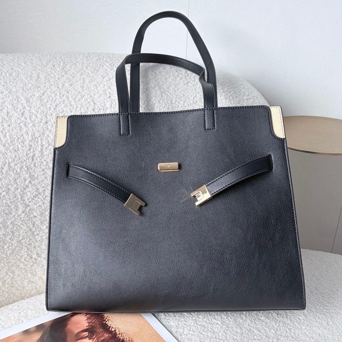 Tory Burch's new tote double bag is in place, showcasing the elegant competition between black and rice. Classic black exudes a calm and sophisticated sophistication