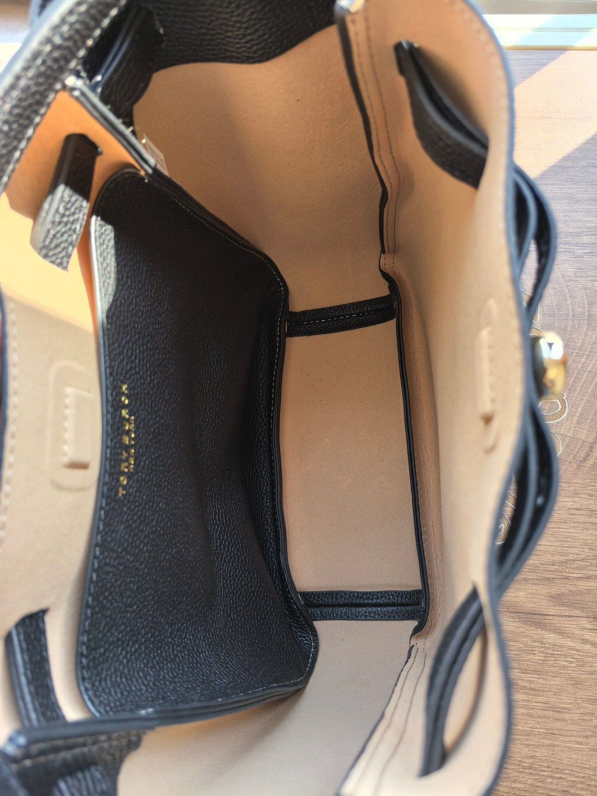 Toryburch's brand new drawstring shopping tote bag with serial number 923 ROMY is a portable crossbody bucket bag made of delicate and thick cowhide material with a soft waist contour. It is the ultimate daily handbag with light weight and spacious interi