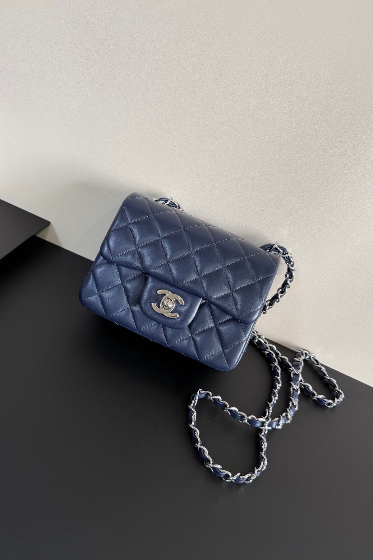 Dark blue silver buckle Classic Flap classic Cf square fat return is exquisite and durable. It is a timeless style that can be matched with anything.
