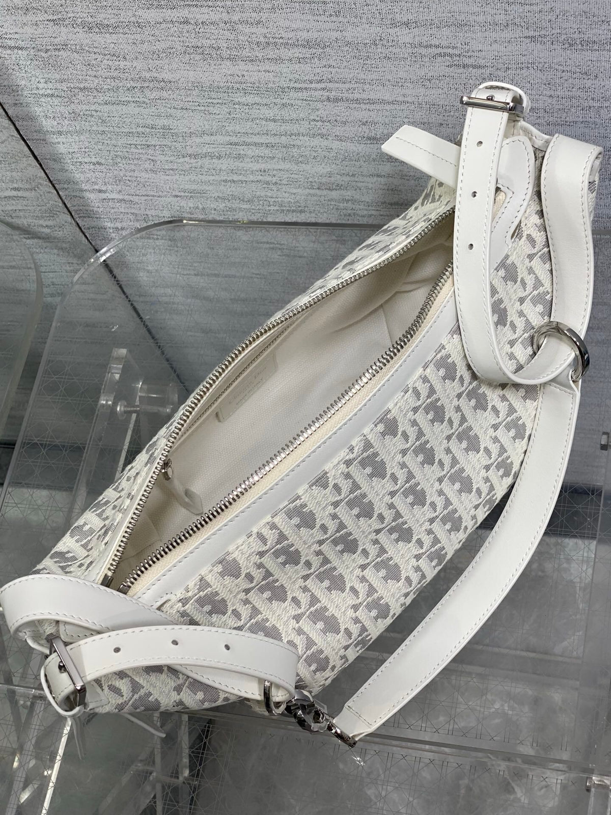 Small size in stock Journey white gray cloth silver buckle series It feels so summery. The white gray cloth fabric is matched with milky white calfskin. The light color looks fresh and healing. The hobo bag has a relaxed feeling. The shape of the bag is