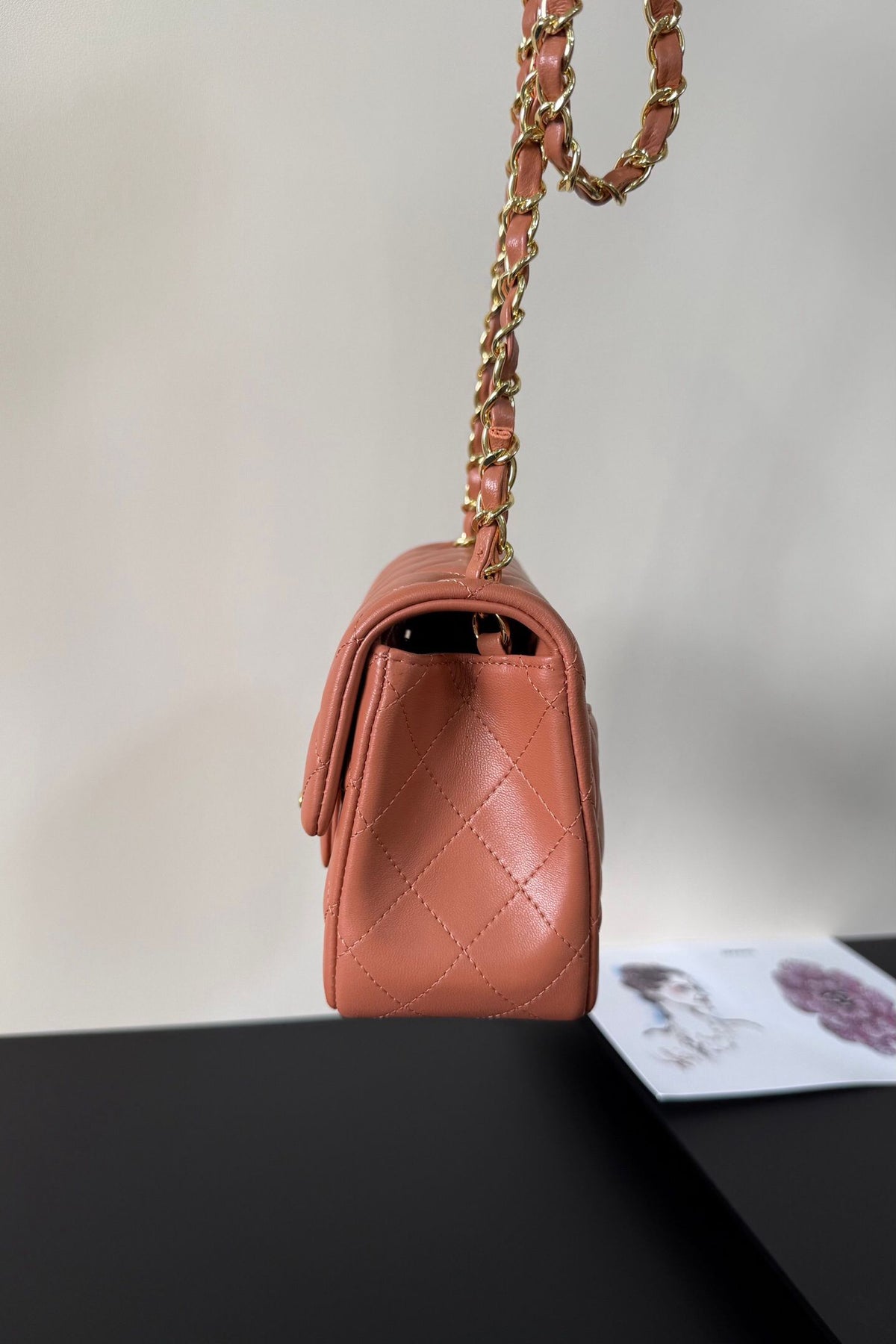 Caramel color gold buckle Classic Flap classic Cf square fat return is exquisite and durable. It is a timeless style that can be matched with anything.