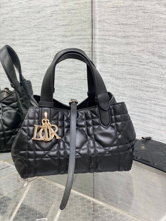 The small black size is in stock. Take Toujours with you when traveling. The oversized rhombus design is matched with classic letter accessories. It is very modern and fashionable. The structure of the bag is very soft. The calfskin material is full of