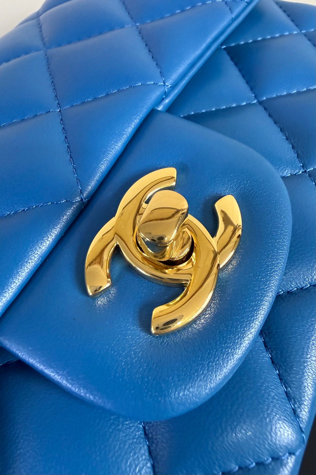 Upgraded version (full leather inside and outside) CF 20cm lambskin. Exclusive product on the market. Please see the pictures for leather details and workmanship. It is perfect. Welcome to compare. 116 electro-optical blue gold buckle.