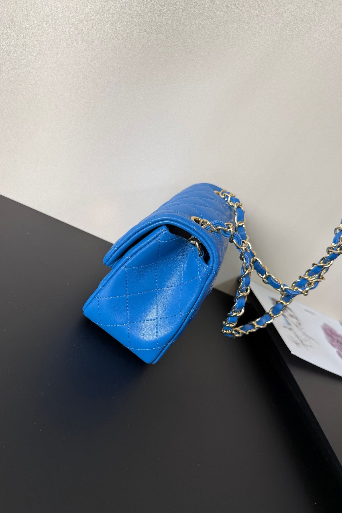 Electric Blue Classic Flap Classic Cf Square Fatty is back in stock. It is exquisite and durable. It is a timeless style that can be matched with anything.