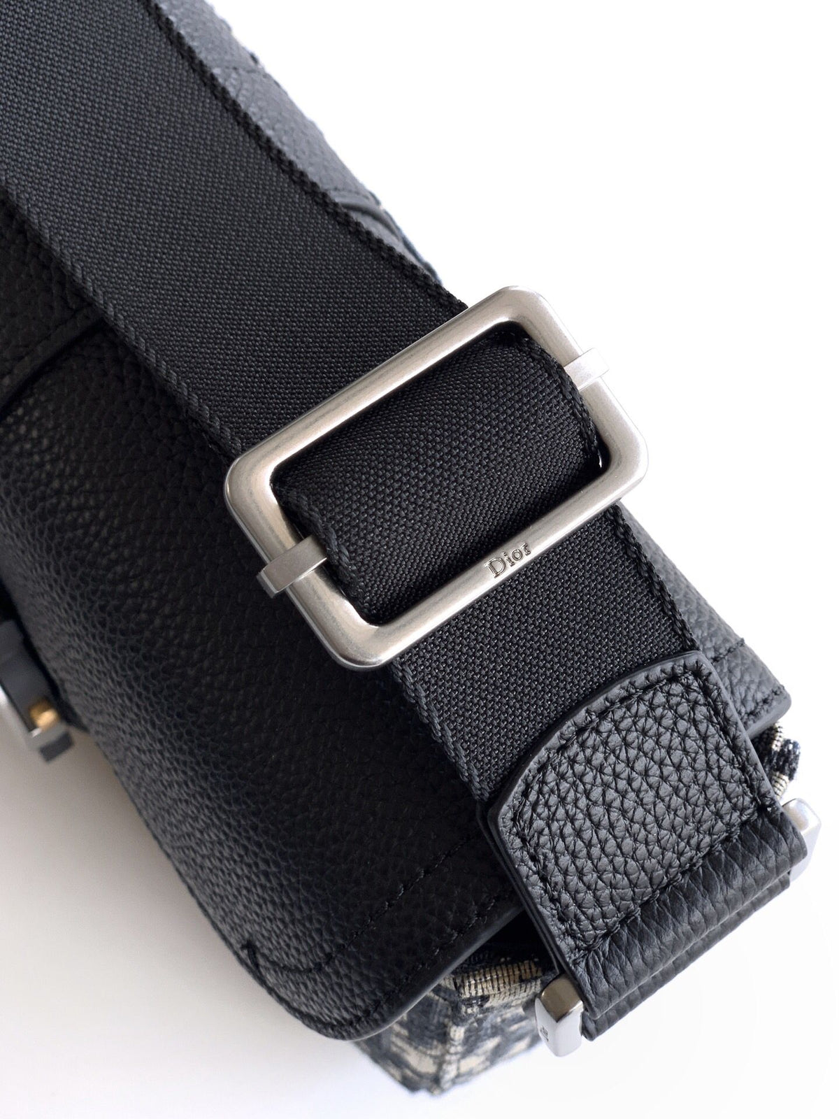 The Heritage Saddle Flap Messenger Bag is sophisticated and stylish with a distinctive style. Combining Oblique printed fabric with grained calfskin, it has an elegant saddle flap and is embellished with a Heritage buckle. A hallmark of classic craftsmans
