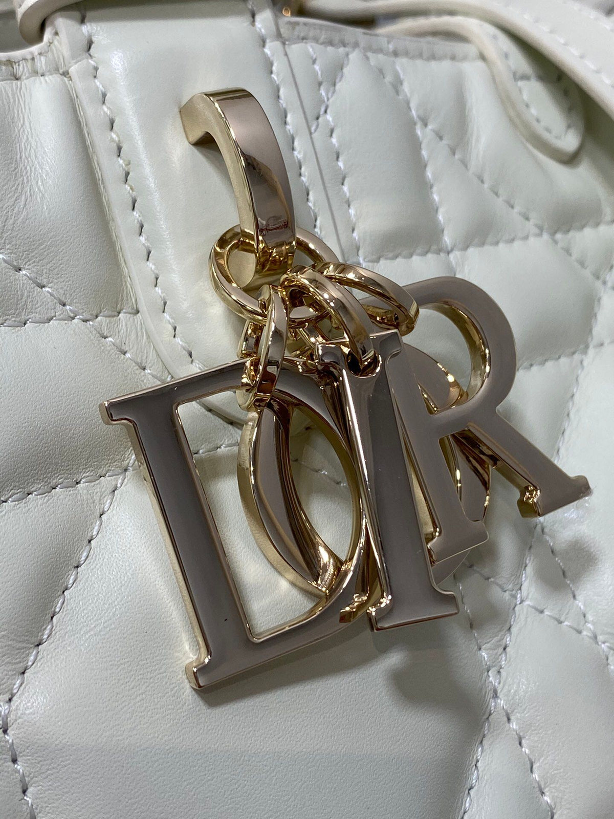 Medium white ready to go with Toujours for travel. Oversized rhombus design with classic letter accessories. Full of modern fashion. The structure of the bag is very soft. The calfskin material is full of high-end feel. The unique buckle can be folded