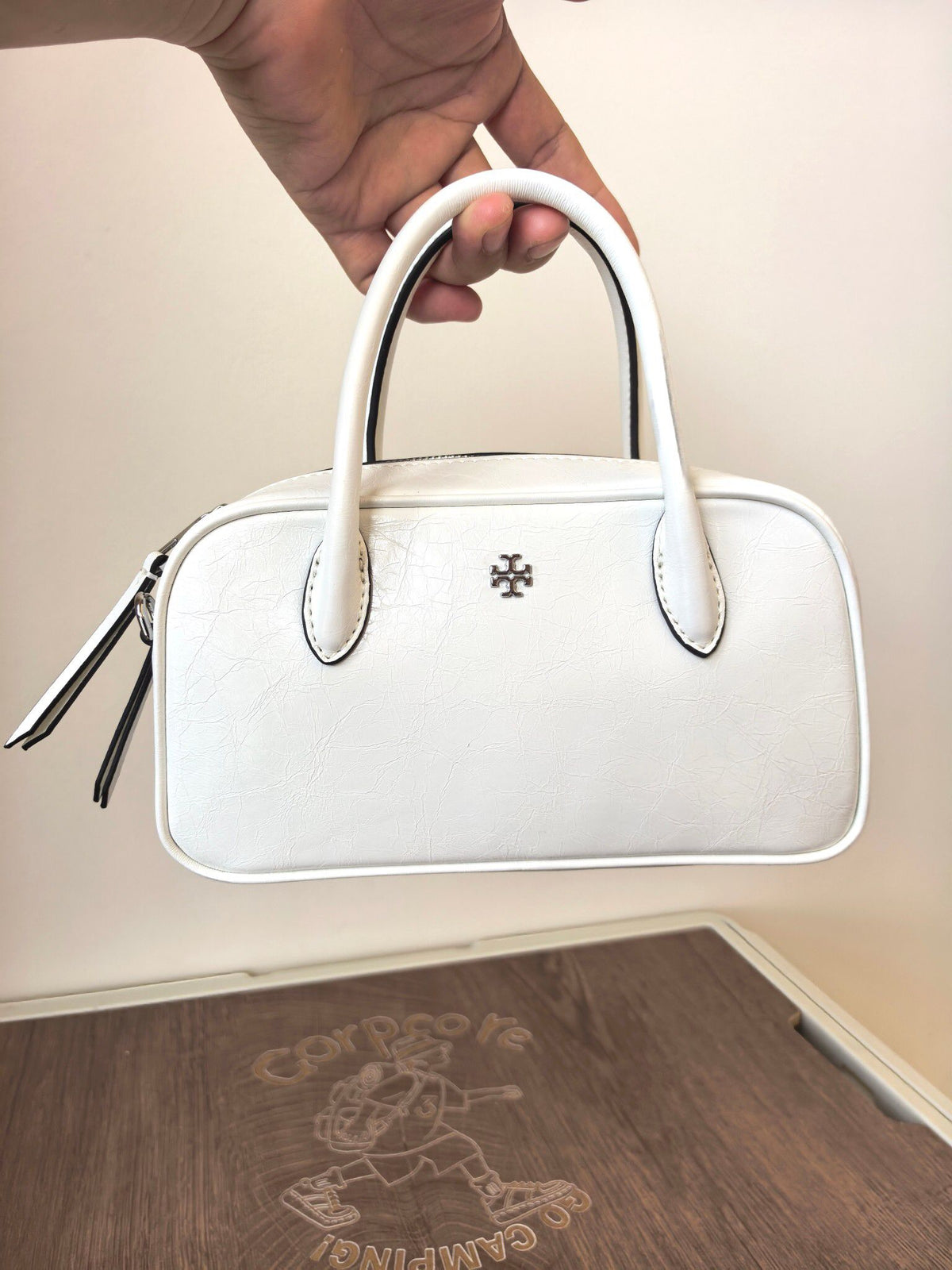 The TORY BURCH ROMY TEXTURED MINI BOX CROSSBODY Mini Bowling Bag Small square bag is versatile, round and shaped, portable, cross body, commuting and dating can carry leather, oil resistant wax cow leather itself is relatively wear-resistant, and it is
