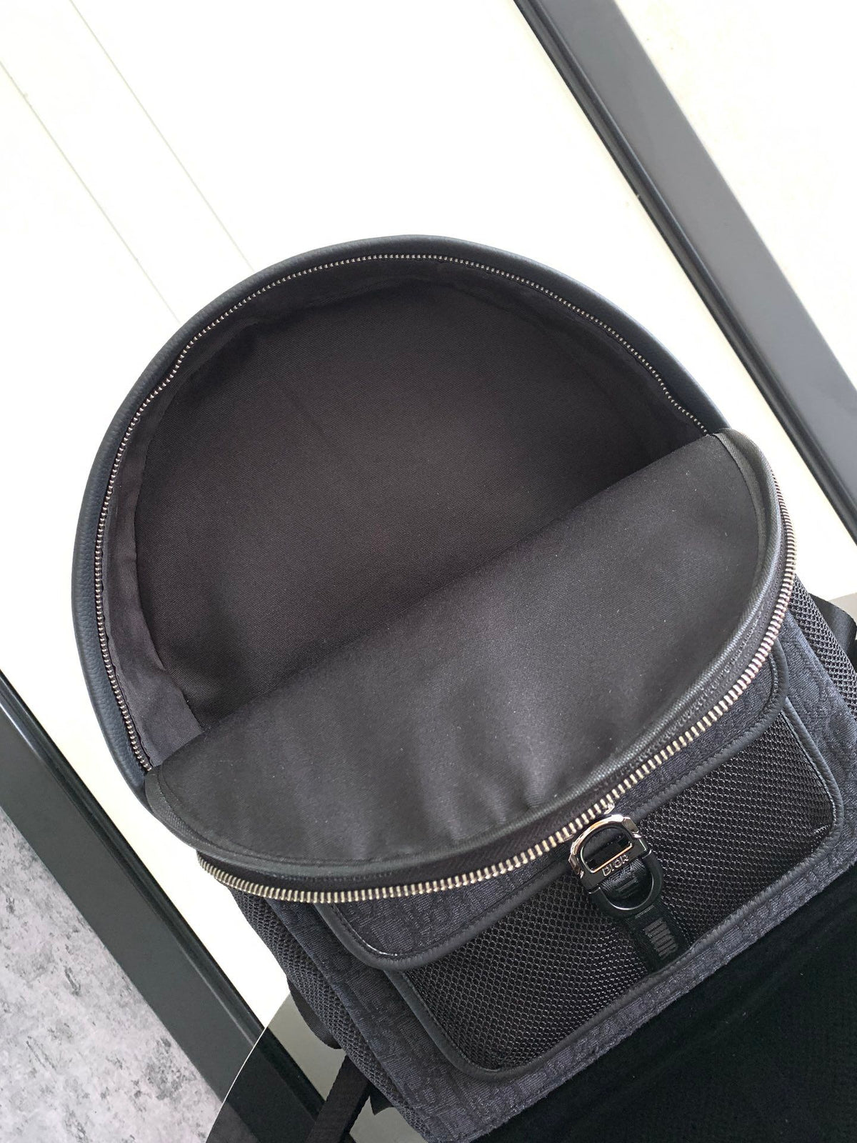 This Dior 8 backpack is a new addition to the Spring 2024 collection. The stylish and modern design adds a touch of elegance. Crafted with black Oblique print. Features a spacious main compartment that can store a variety of daily necessities. It has a