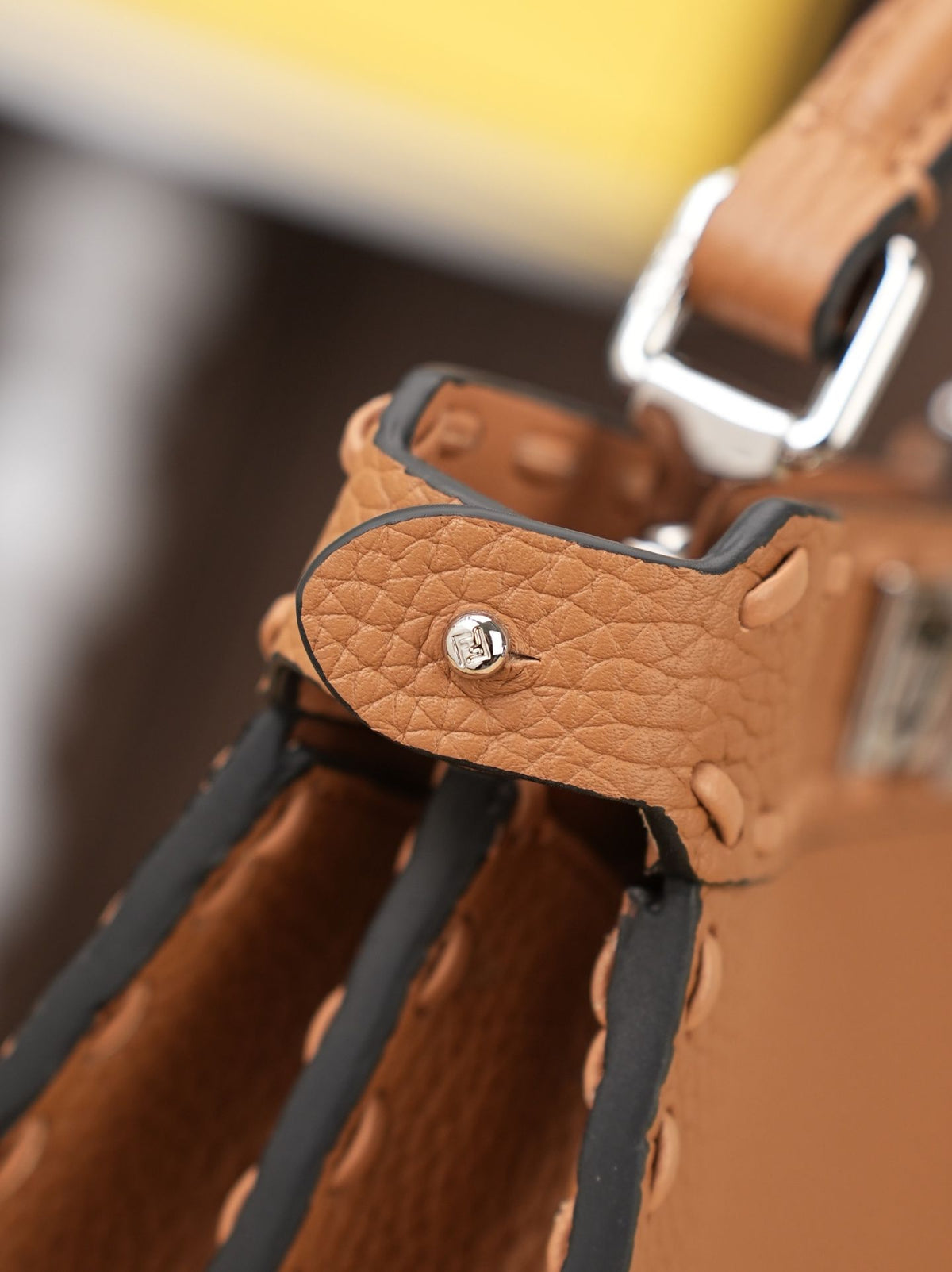 Model 15009 Honey Brown Size 20cm Details Honey Brown Hand sewn Peekaboo ISeeU Medium Handbag Litchi Pattern Calfskin Material with Classic Twisted Lock Soft Nappa Leather Lining on Both Sides Separated by Hard Separations with Buckle Internal Pocket