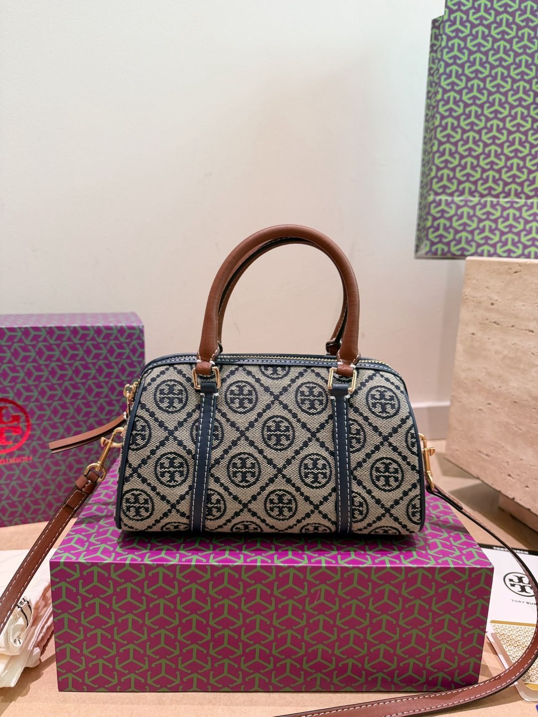 Folding gift box Tory Burch Tory Burch Tb, everyone's long-awaited Boston has finally arrived. It feels more like a small bowling bag and is also one of the hottest bag types this year. Compared with the old version, the contrasting color design is more