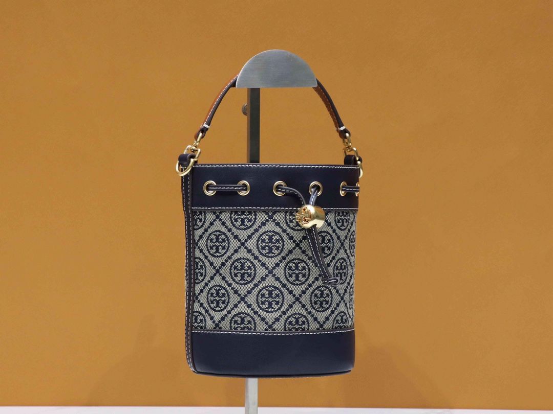 Purchasing quality 340. Small size arrived 80534 small TORY BURCH Monogram 2021 summer new drawstring bucket bag texture navy blue canvas fabric with neat bag body retro jacquard embellishment makes the overall look more casual and stylish