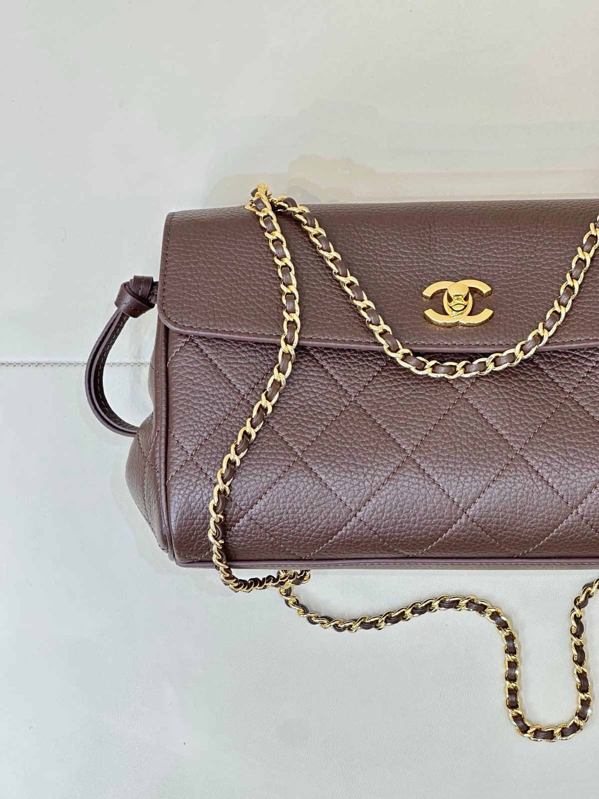 Coffee color. Dark coffee color has a sense of low-key luxury. When paired with neutral colors, it can instantly enhance the overall texture. It is especially suitable for workplace or dating situations. Pair it with metal accessories to look more sophist