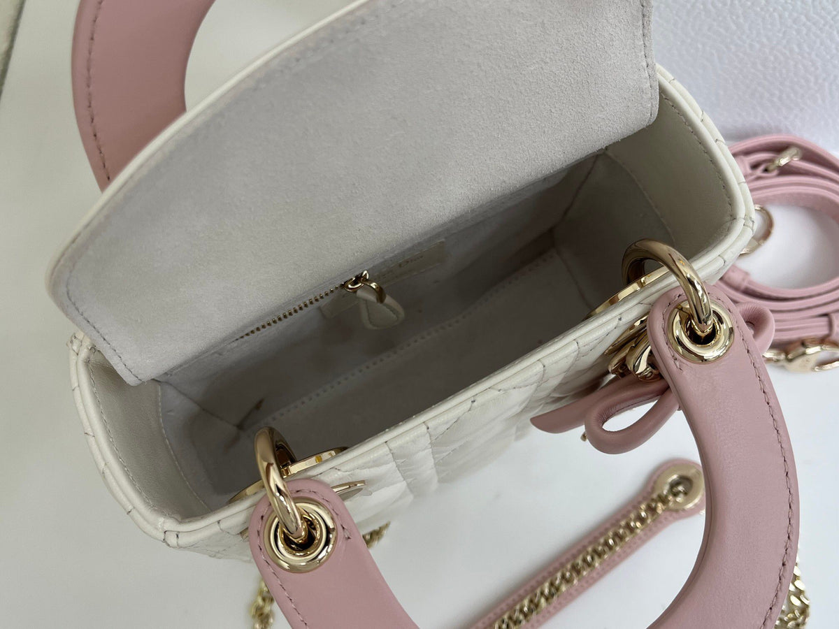 White and soft pink are in stock. Classic Lady's latest bow-tie Princess Diana bag. A must-have three-compartment bag for everyone. Charming, elegant and full of aura. It is also full of femininity when carried cross-body. Classic fashion style. This