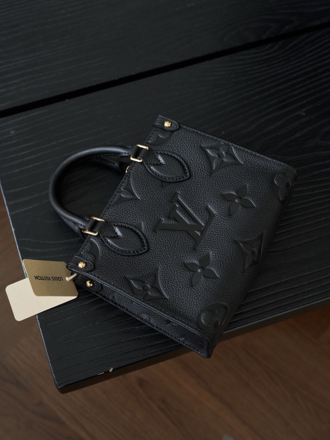 ONTHEGO BB handbag M46993 P1200, made of original calfskin, featuring all-steel vacuum plating and a variable code chip version