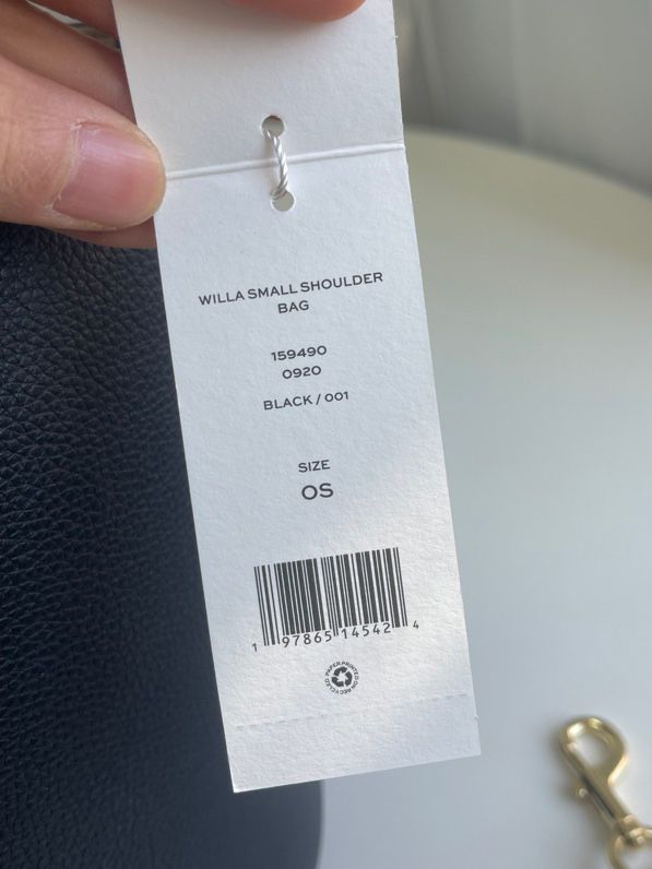 The capacity of the new TORY BURCH MCGRAW bucket bag in the small size is also very suitable for easy carrying. Small items can be buttoned up and have a different design. The drop pattern cowhide small size is suitable for small girls or girls who want