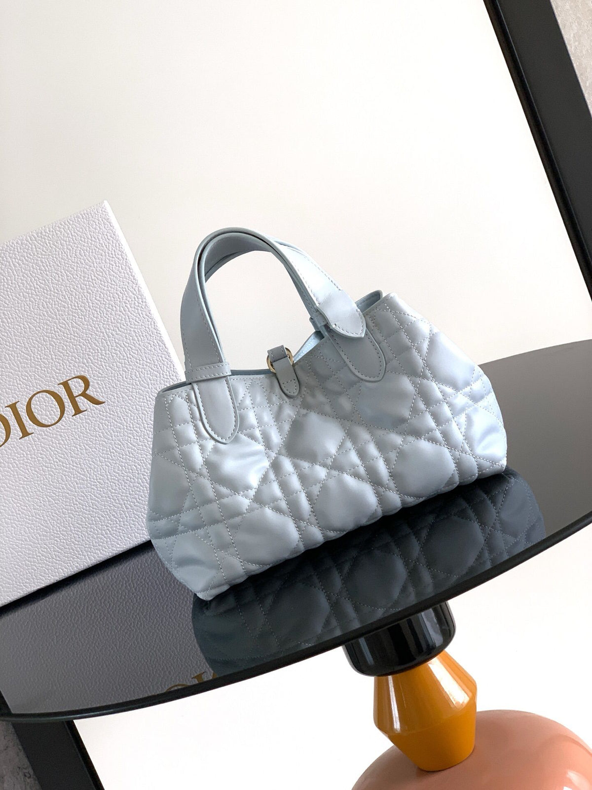 This Toujours handbag debuted at the 2023 spring and summer collection show. It has a casual and practical design with a unique style. It is made of ice blue cow leather and is decorated with oversized cannage pattern topstitching. Spacious internal compa