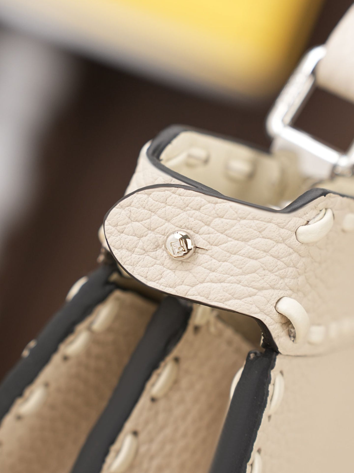 Model 15009, beige color, size 20cm. Details: beige hand-sewn, PeekabooISeeU medium-sized handbag, made of peel-effect calfskin leather, featuring classic twist locks on both sides, soft nappa leather lining, two compartments separated by a hard divider