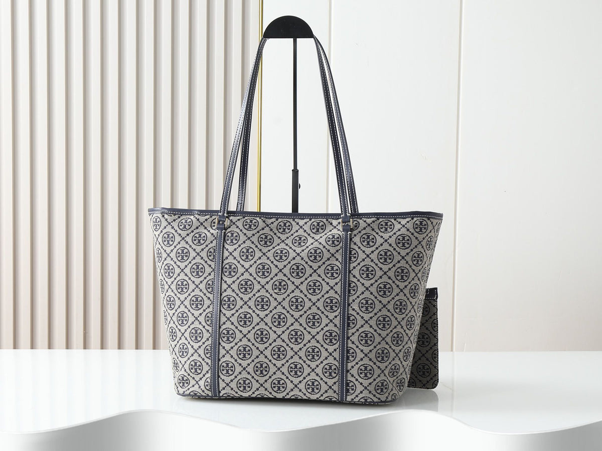 Tory Burch's new vintage tote bag features double T jacquard fabric and navy blue leather trim, making it durable and wear-resistant! The interior space is super large, with a 13 inch laptop folding umbrella that can hold commuting or mommy bags. The