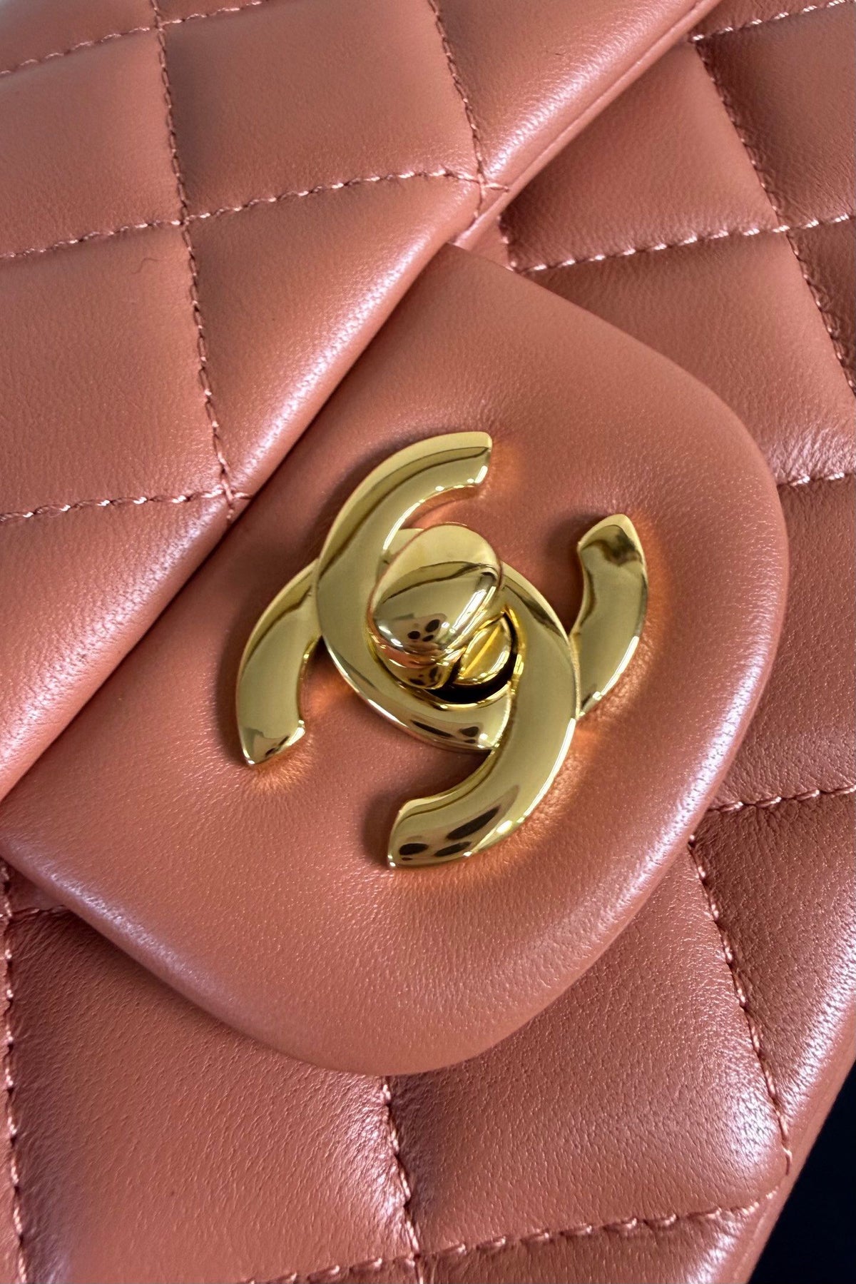 Caramel color gold buckle Classic Flap classic Cf square fat return is exquisite and durable. It is a timeless style that can be matched with anything.