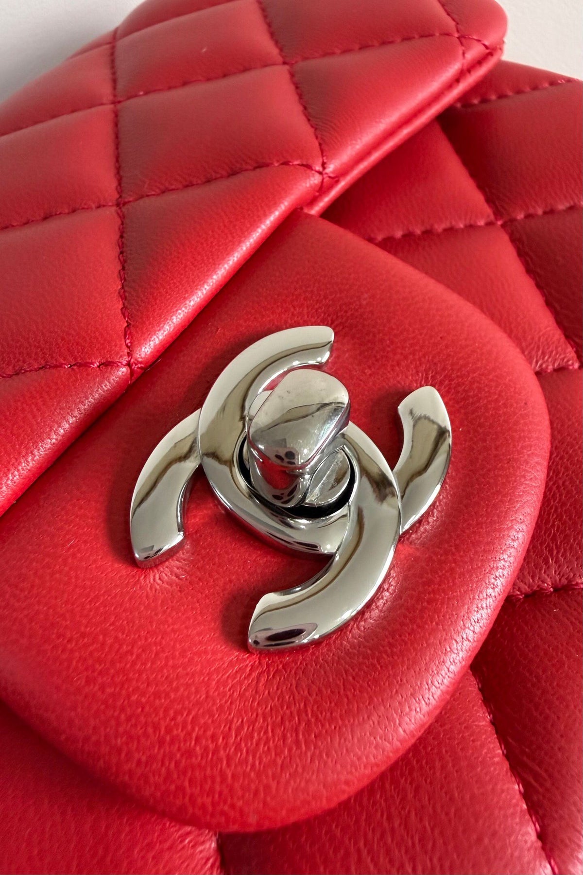 Big red silver buckle Classic Flap classic Cf square fat return is exquisite and durable, a timeless style that can be matched with anything