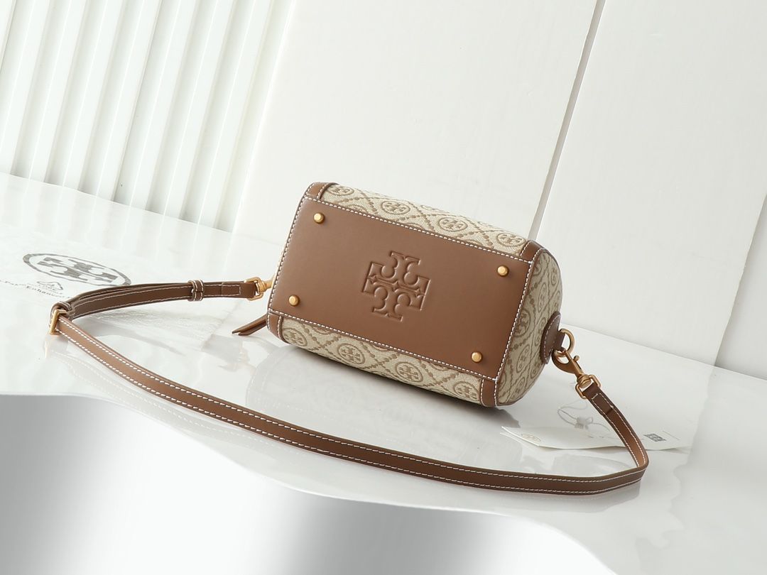 Top tier original small size in Guangzhou, original order quality, new product attention to details TORY BURCH T MONOGRAM mini jacquard wine barrel bag. This series uses woven jacquard fabric to create a charming and timeless style with unique stitching