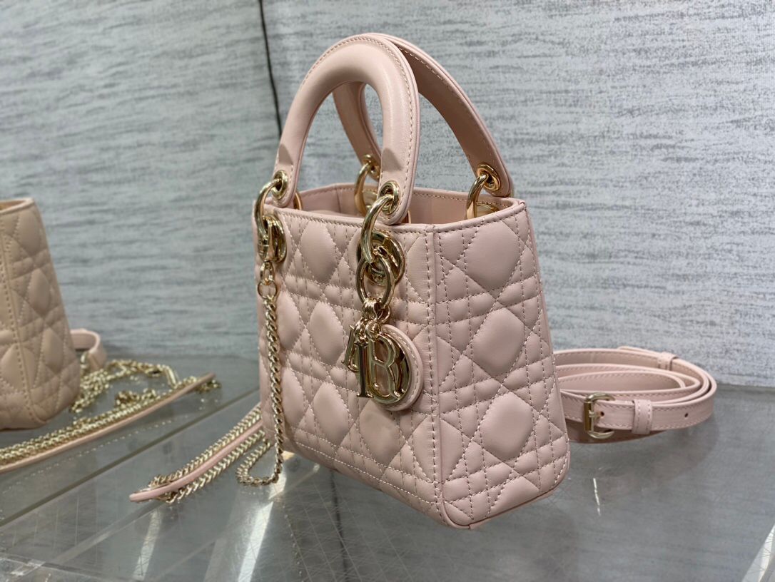 Rouge powder is in stock. Classic Lady bag. Iconic letter pendant. Classic rhombus. Excellent hand-feeling sheepskin. A must-have three-compartment bag. Charming, elegant and full of aura. It is also full of femininity when carried cross-body. Classic