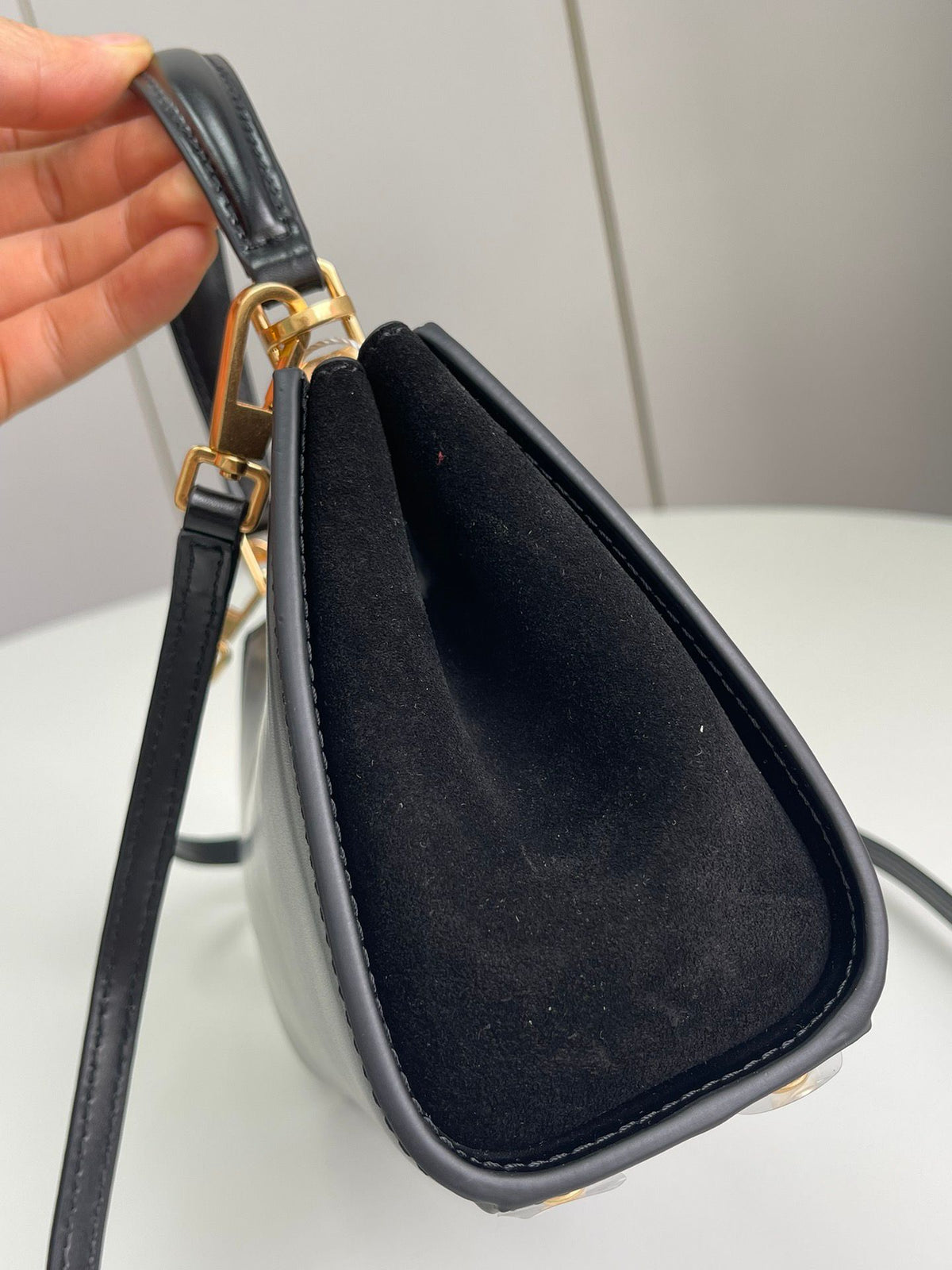 Number 086, TORY BURCH. New Eleanor leather handbag with exquisite suede trim. The bag has a clean and crisp body, and the iconic double T logo is three-dimensional and eye-catching. Exquisite craftsmanship. It can be lifted with a handle or removed