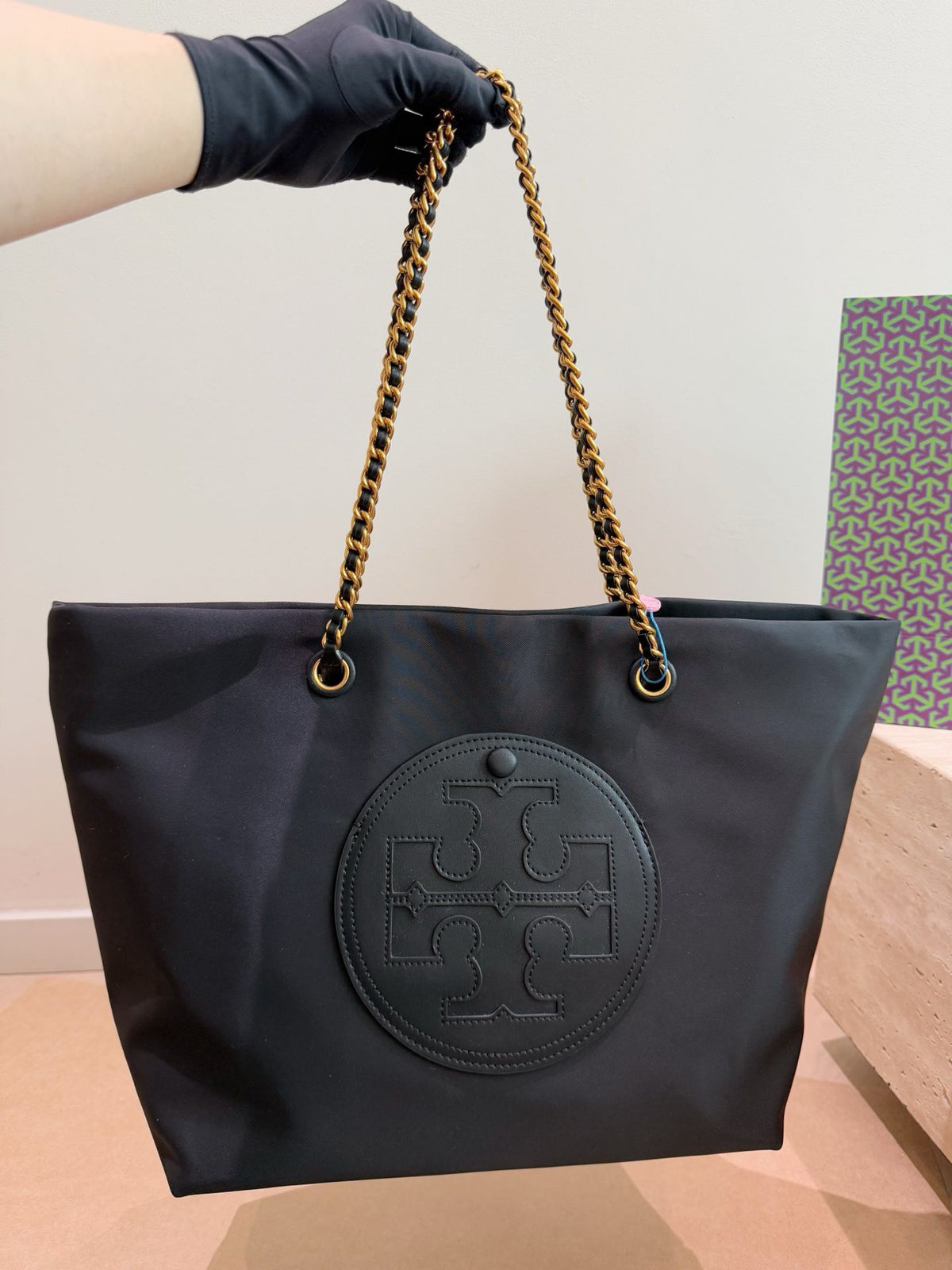 The Tory Burch shopping bag TB is full of classic texture