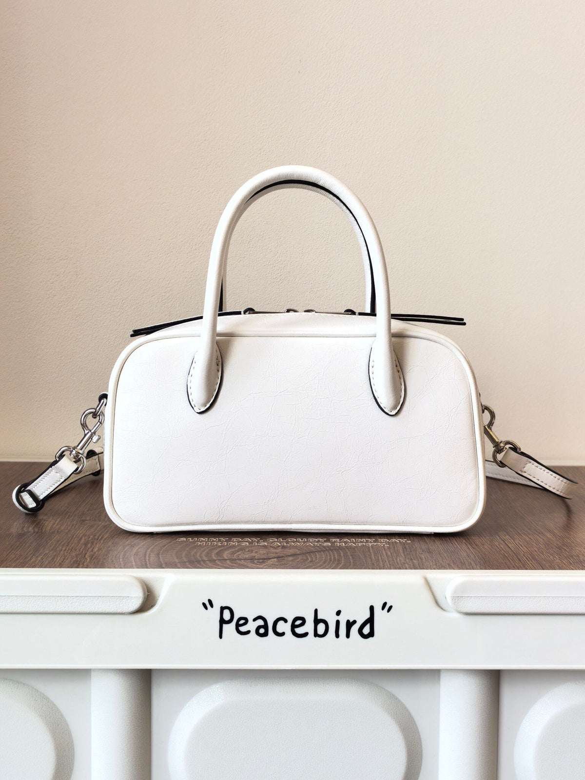 The TORY BURCH ROMY TEXTURED MINI BOX CROSSBODY Mini Bowling Bag Small square bag is versatile, round and shaped, portable, cross body, commuting and dating can carry leather, oil resistant wax cow leather itself is relatively wear-resistant, and it is
