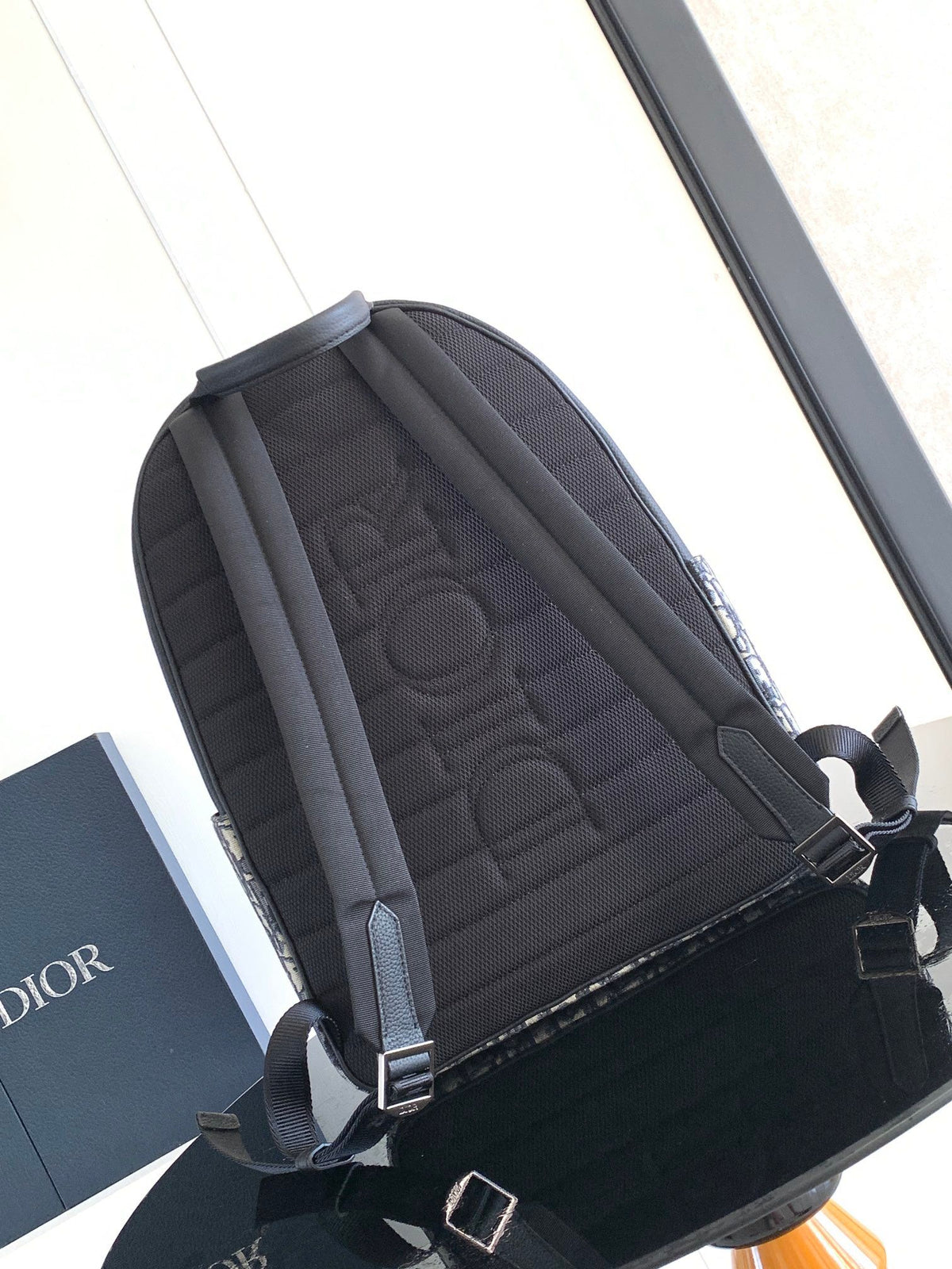 This saddle zippered shoulder bag is new for the 2024 winter series. It adopts a fashionable original design to highlight the saddle style. It is carefully made of beige and black Oblique printed fabrics and decorated with black grained calfskin leather