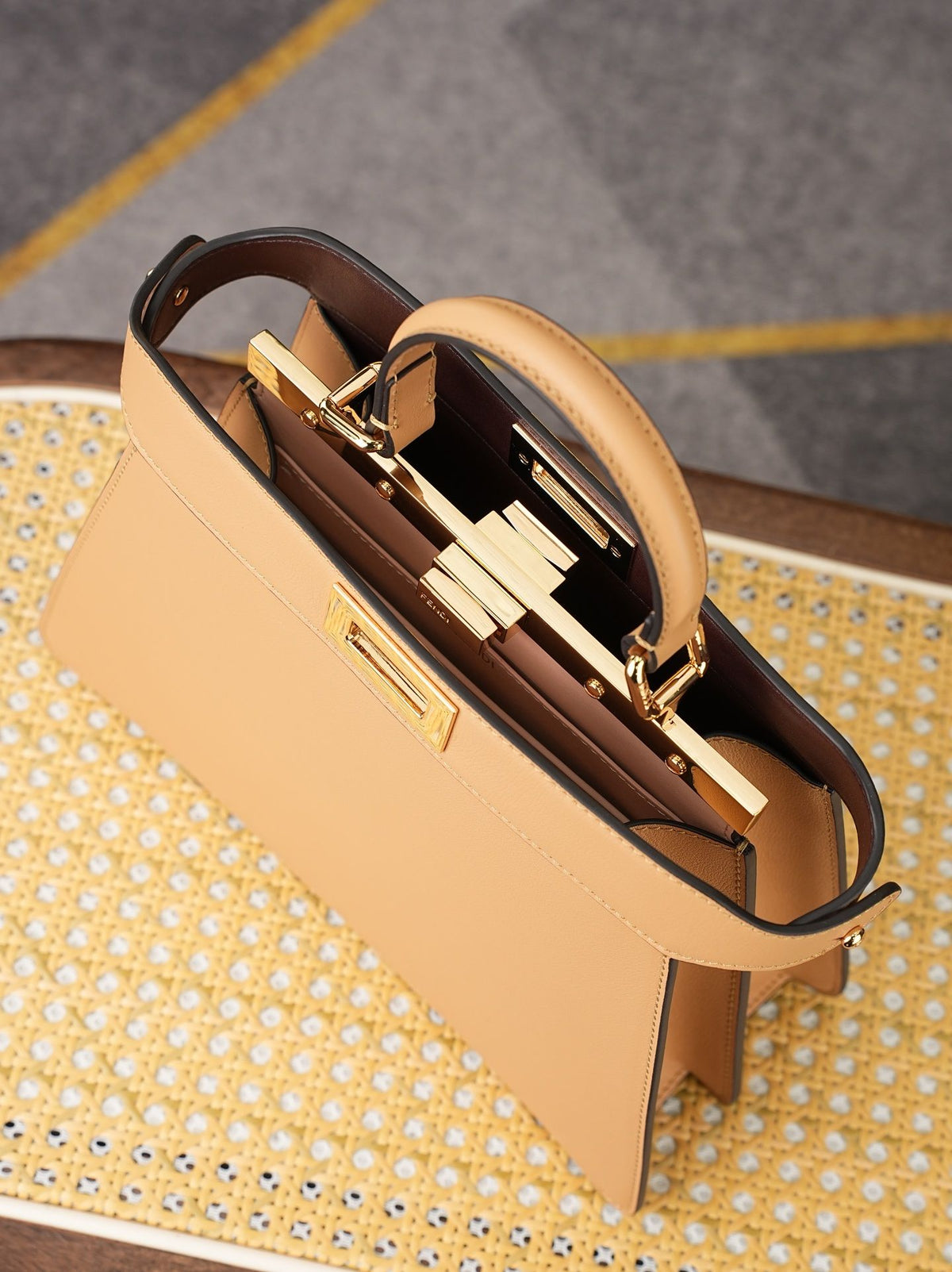 In Model 8005, the dimensions are 27x21x9.5cm