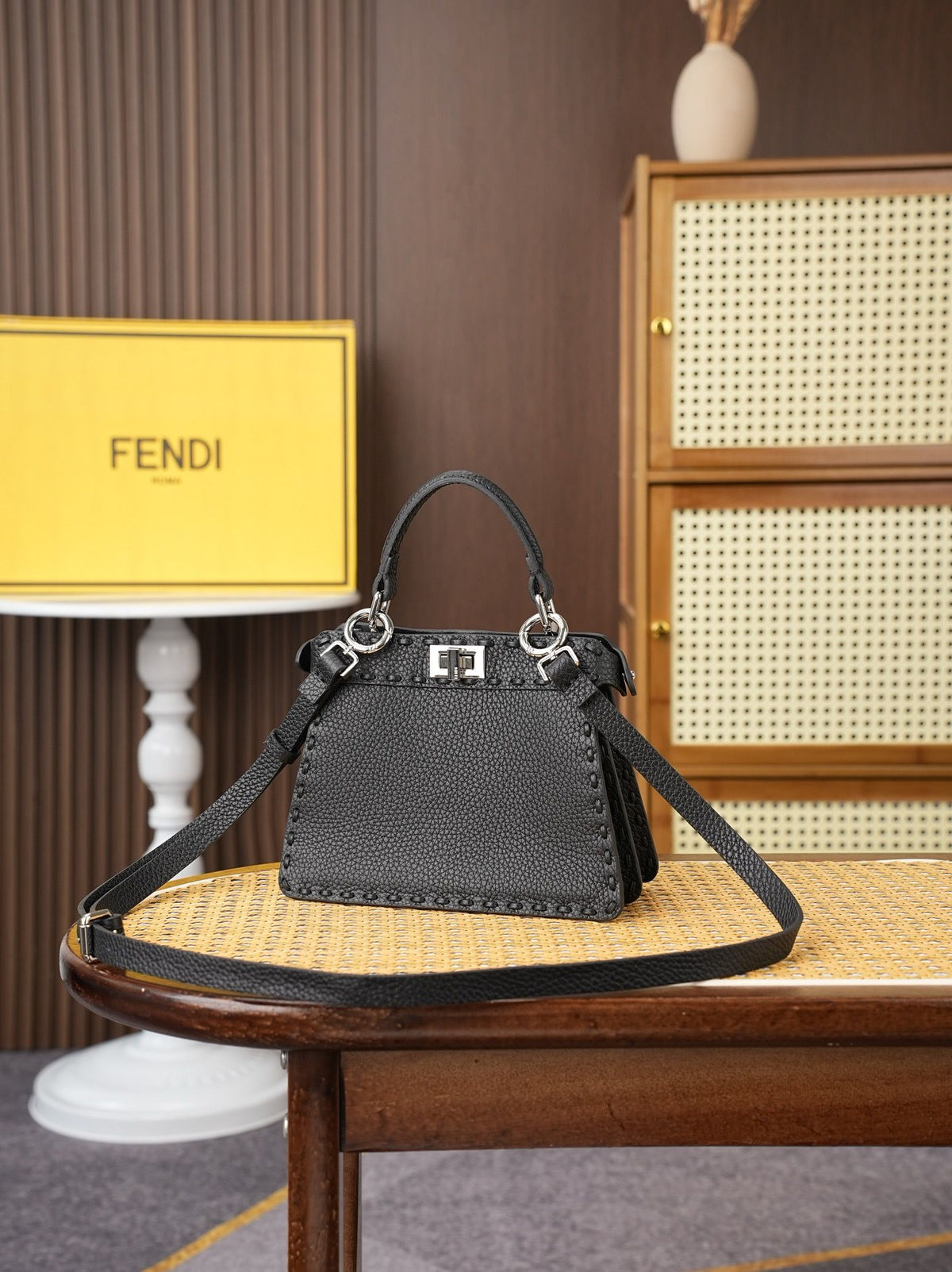 Model 15009 Black Size 20cm Detail Black Hand sewn Peekaboo ISeeU Medium Handbag Litchi Pattern Calfskin Material with Classic Twist Lock Soft Nappa Leather Lining on Both Sides Separated by Hard Dividers with Buckle Internal Pocket and Gold Metal Piece