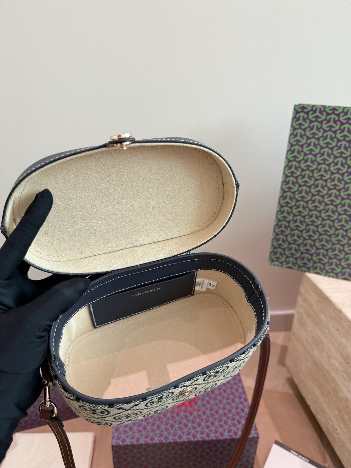 Comes with a folding box size of 18.11cm