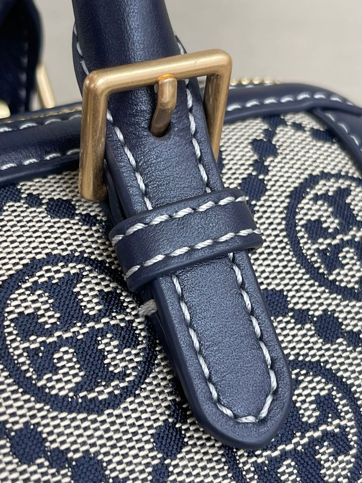 The hottest TB model is currently being produced by the OEM factory, and the latest bag is fully imported with a woven logo and customer supplied fabric. It is paired with imported cowhide with a zipper and a movable shoulder strap. The shoulder strap