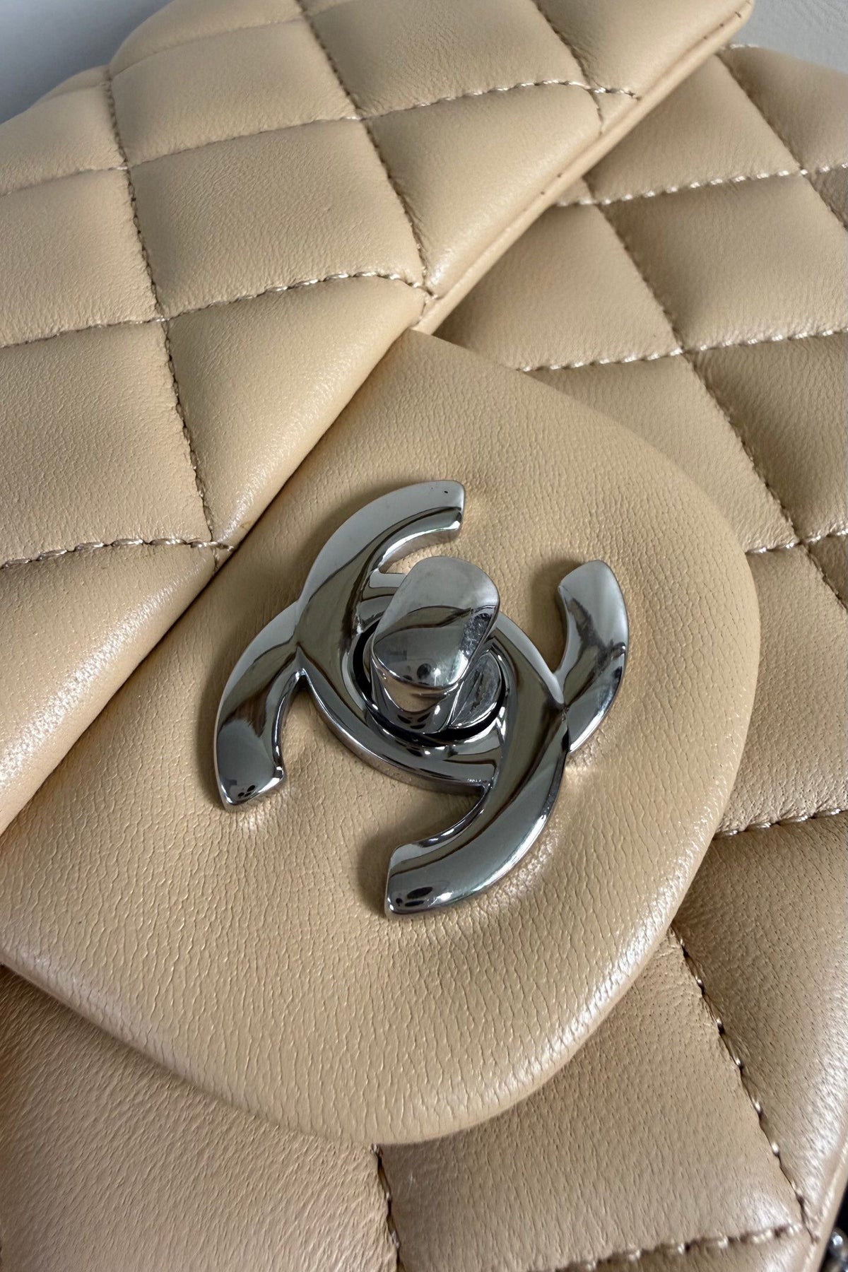 Upgraded version (full leather inside and outside) CF 20cm lambskin. Exclusive good product on the market. Please see the pictures for leather details and workmanship. It is perfect. Welcome to compare. 116 apricot silver buckle.