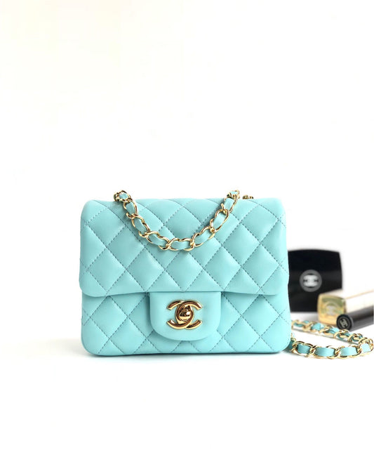 Fang Fatzi Mini 17cm CF has a very feminine elegance and inherits classics. It is listed as the historical sales champion and is an indispensable piece in every pink fan’s wardrobe. 17cm650 Sheepskin