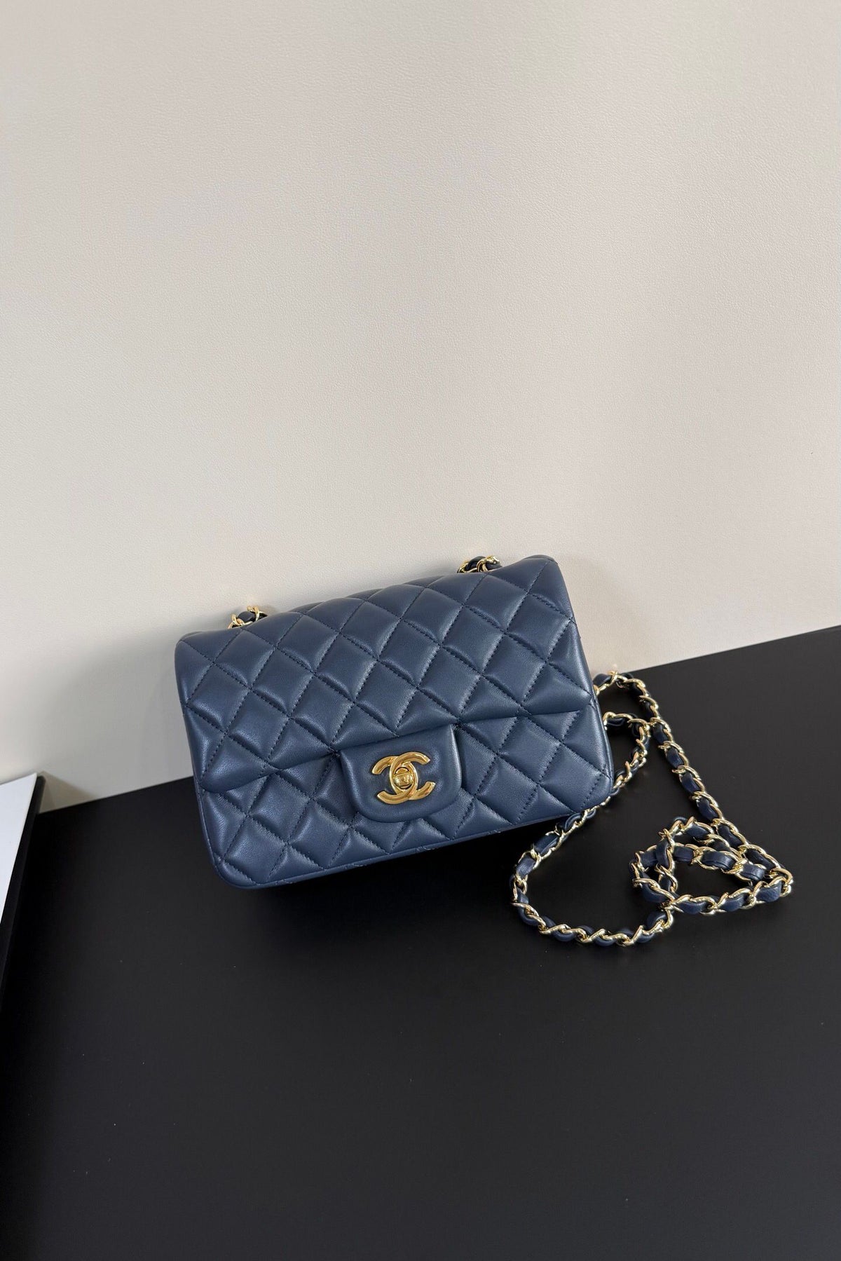 Upgraded version (full leather inside and outside) CF 20cm lambskin. Exclusive product in the market. Please see the pictures for leather details and workmanship. It is perfect. Welcome to compare. 116 dark blue gold buckle.