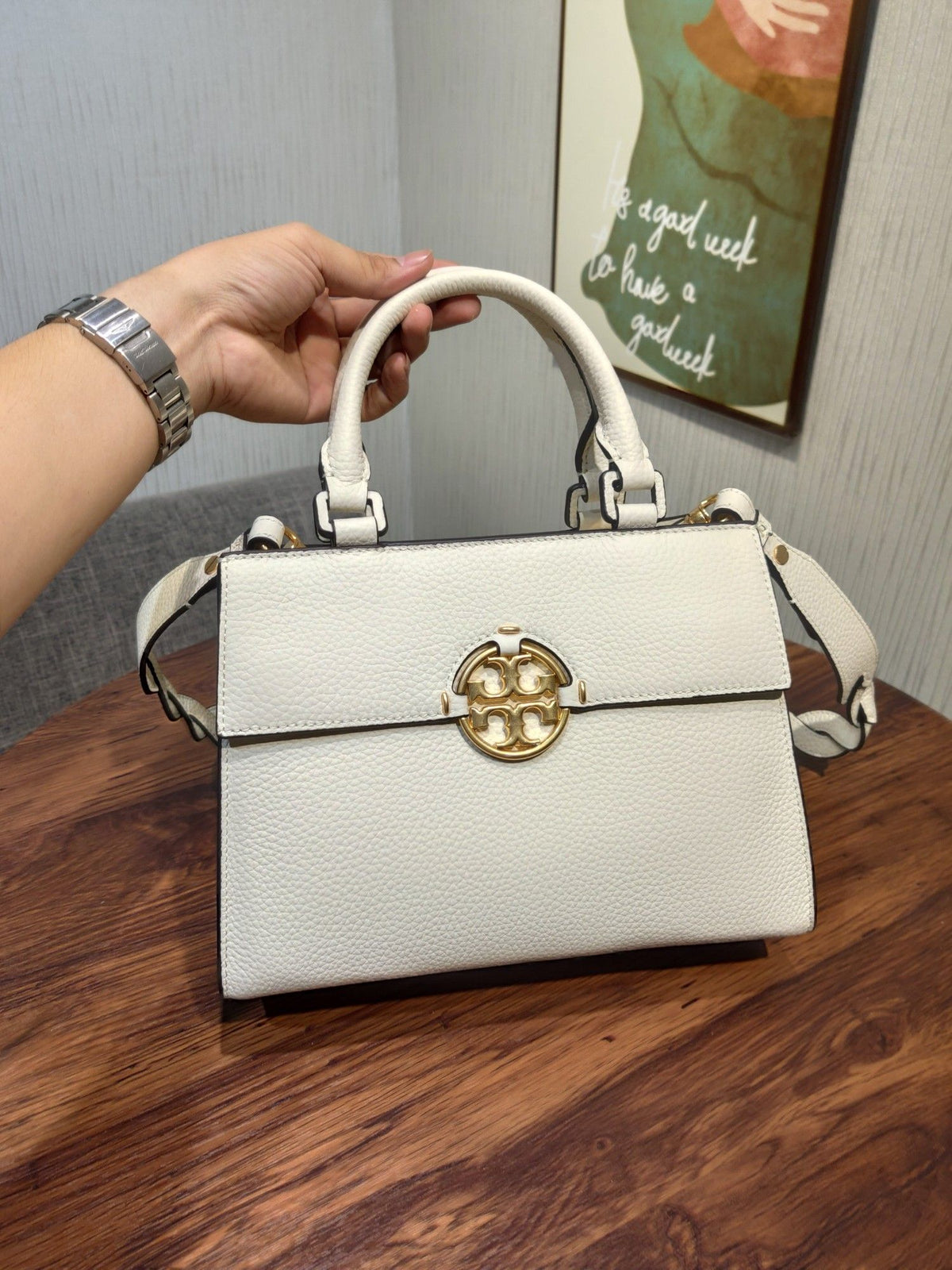 TORY BURCH's classic Miller handbag features lychee patterned cowhide and adjustable length woven leather diagonal straps, showcasing a variety of fashionable styles. The flip cover is equipped with magnetic snap fasteners