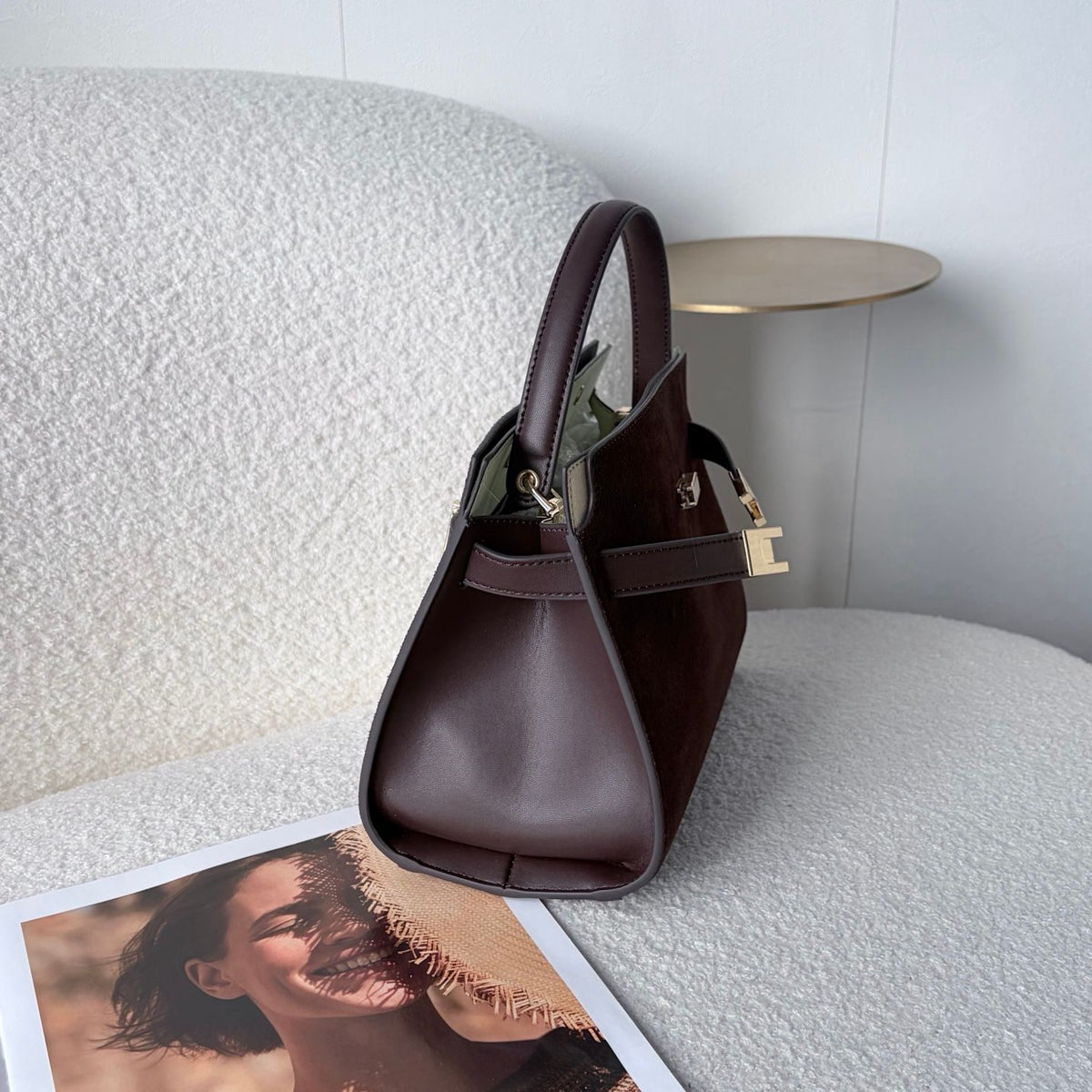 Tory Burch's new product features a dual bag setup, showcasing the elegance of black and rice. Classic black exudes a calm and sophisticated sophistication