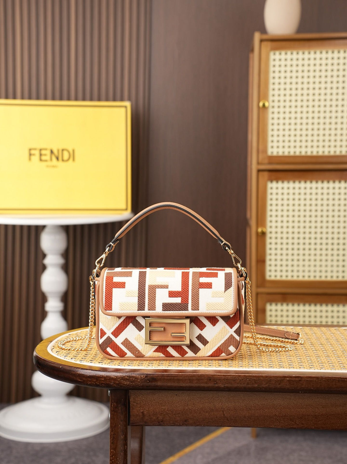 Model 6004, small size 20cm, FENDI's popular classic Baguette, crafted from high-quality canvas material, features double FF three-dimensional embroidery throughout the entire bag, creating an unparalleled texture. It comes with a detachable shoulder