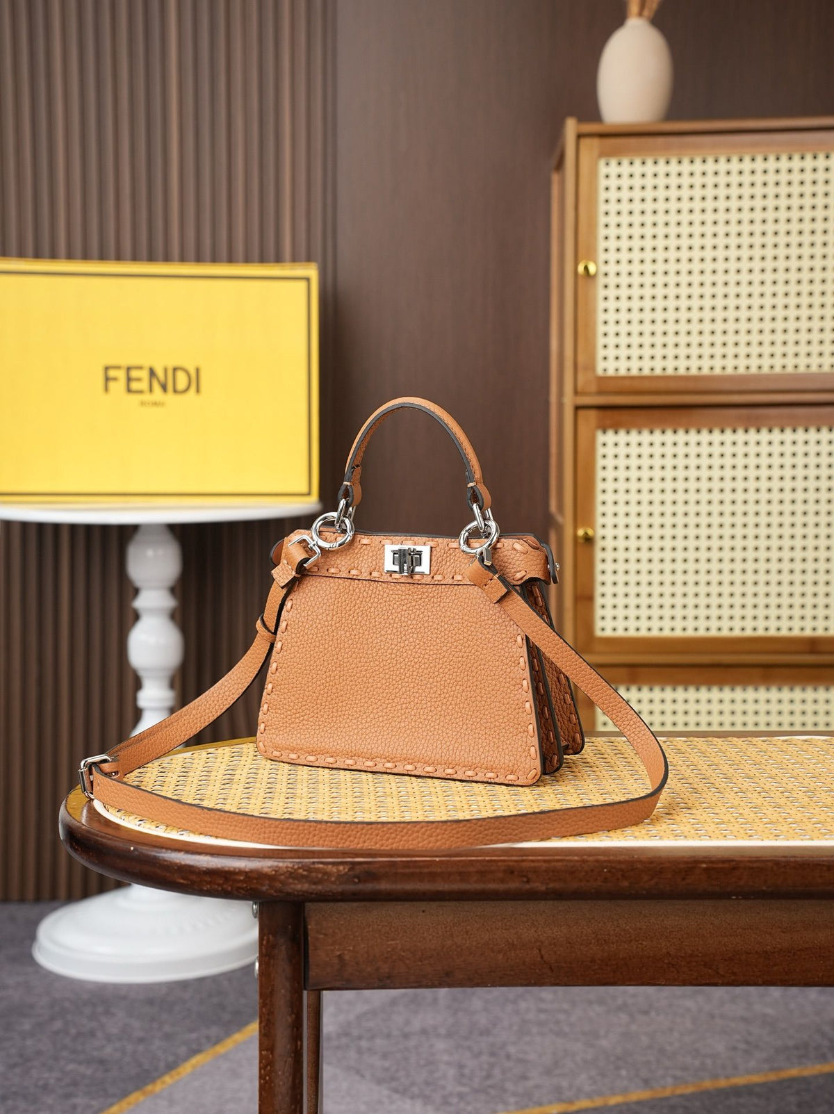 Model 15009 Honey Brown Size 20cm Details Honey Brown Hand sewn Peekaboo ISeeU Medium Handbag Litchi Pattern Calfskin Material with Classic Twisted Lock Soft Nappa Leather Lining on Both Sides Separated by Hard Separations with Buckle Internal Pocket