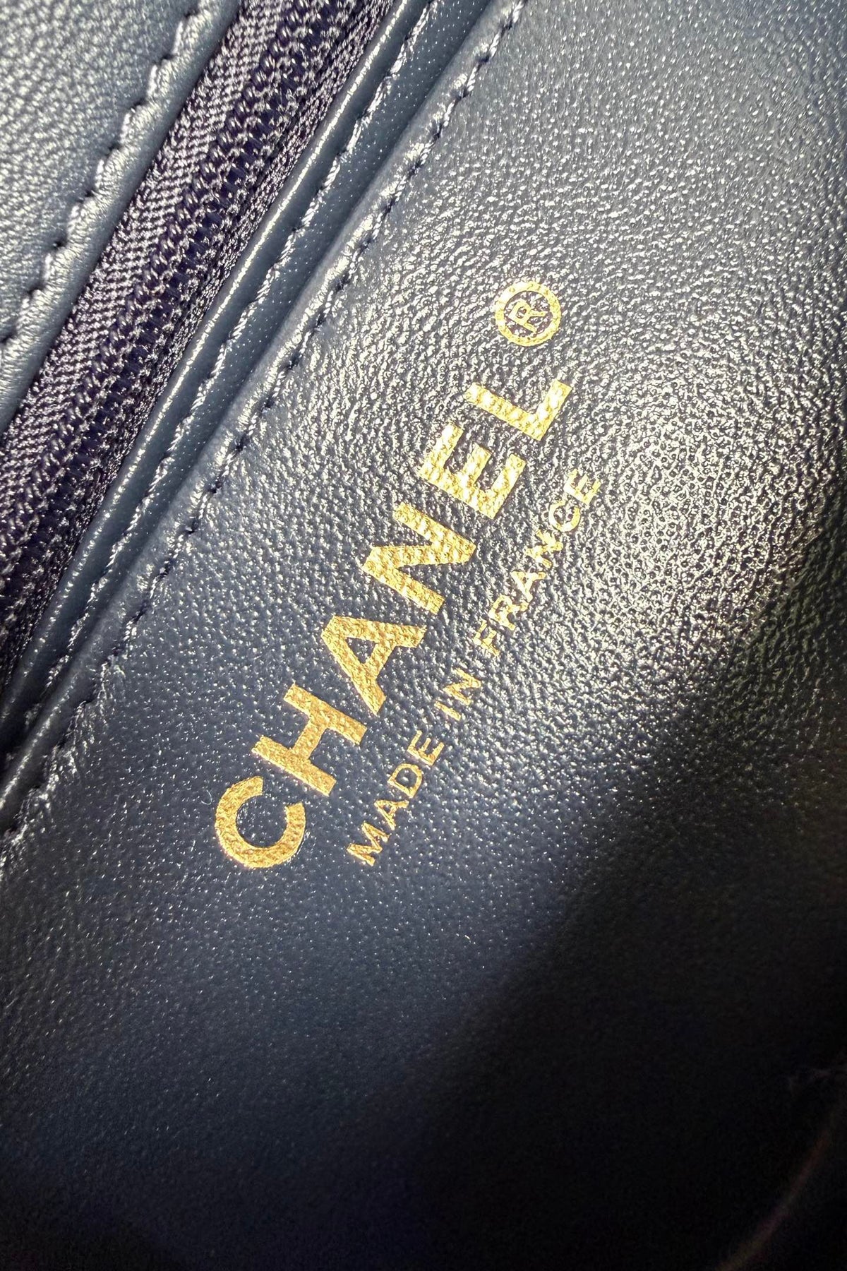 Upgraded version (full leather inside and outside) CF 20cm lambskin. Exclusive product in the market. Please see the pictures for leather details and workmanship. It is perfect. Welcome to compare. 116 dark blue gold buckle.