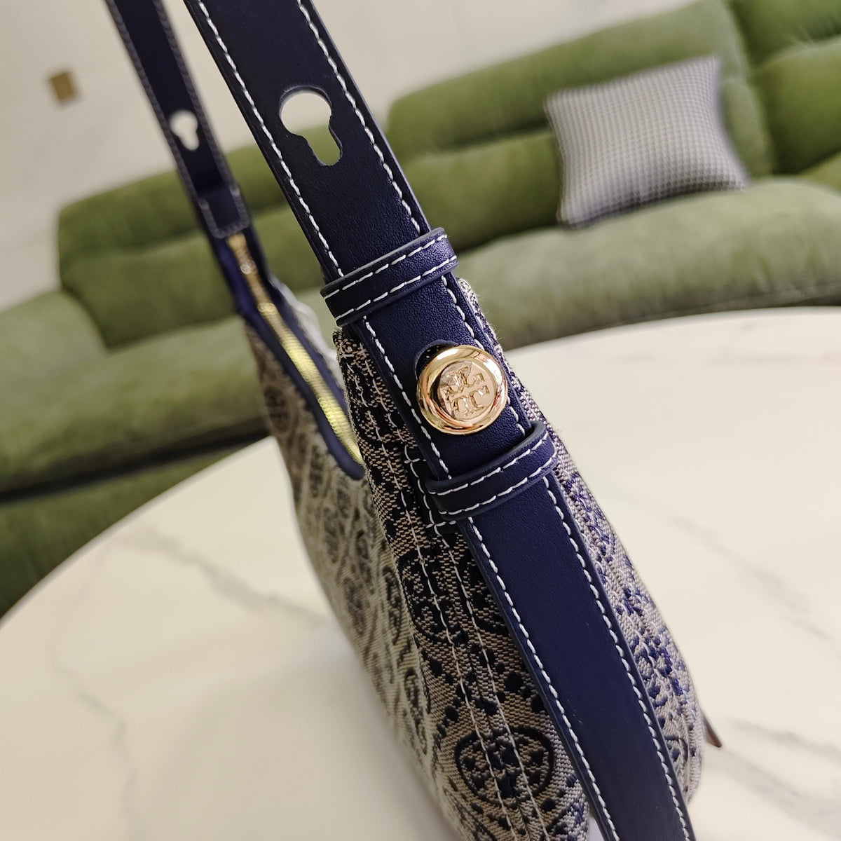 Tory Burch ROMY Denim Crescent Bag Classic T Monogram Jacquard+Retro Denim Denim Blue Fashionable and Versatile Crescent Bag Type Fit Shoulder Line Shoulder Strap Detachable Single Shoulder/Cross Shoulder OK Commuting, Dating, Shopping, Easy to Handle