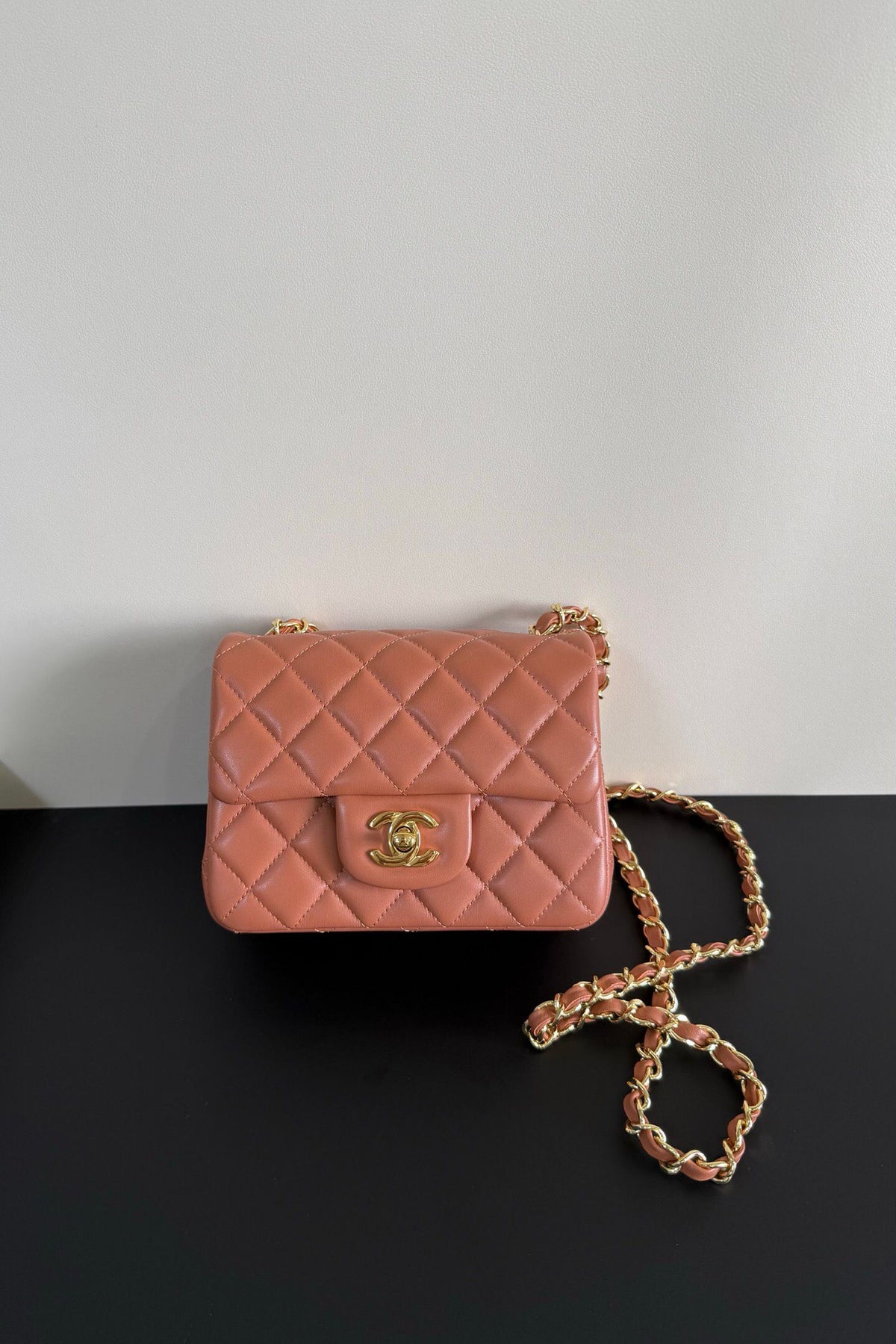 Caramel color gold buckle Classic Flap classic Cf square fat return is exquisite and durable. It is a timeless style that can be matched with anything.